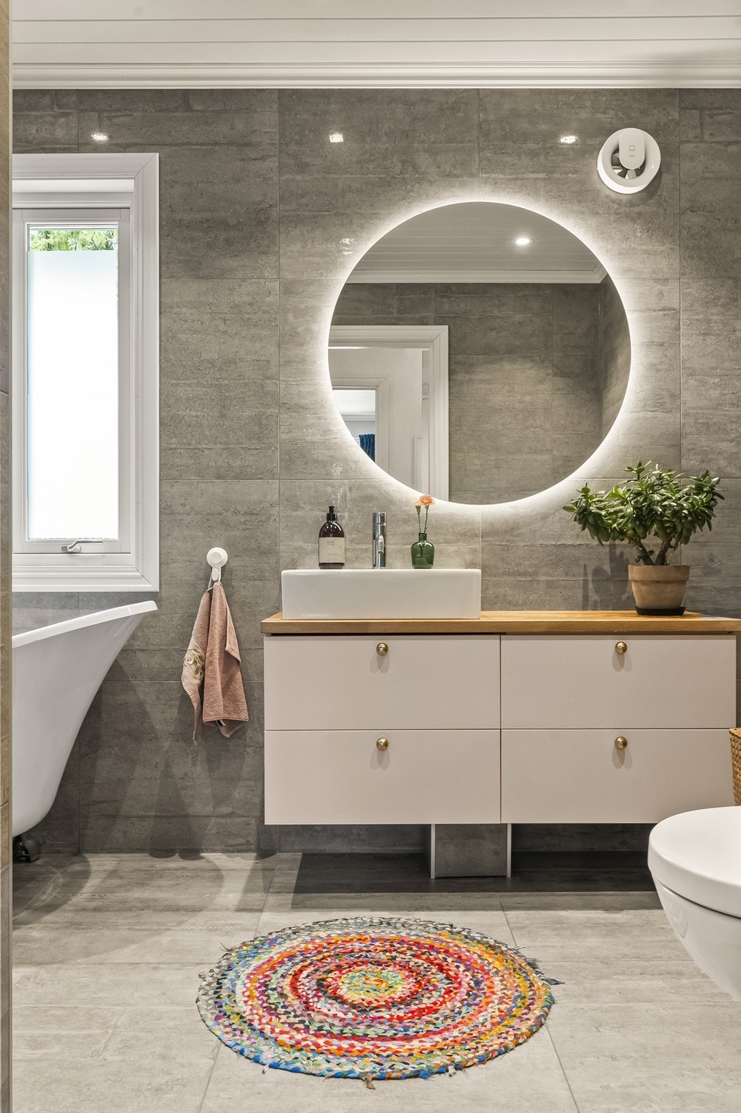 Badet fra 2018 har flislagte overflater og behagelig varme i gulvet. Galleribilde