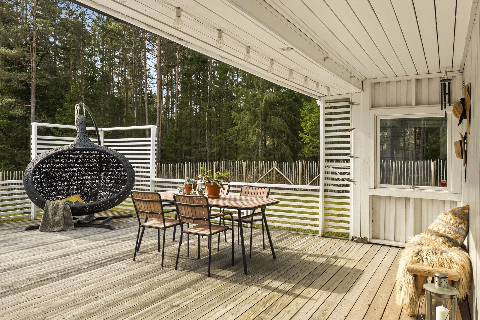 Fra terrassen kan man nyte rolige dager med utsikt over egen hage og skogen. Galleribilde
