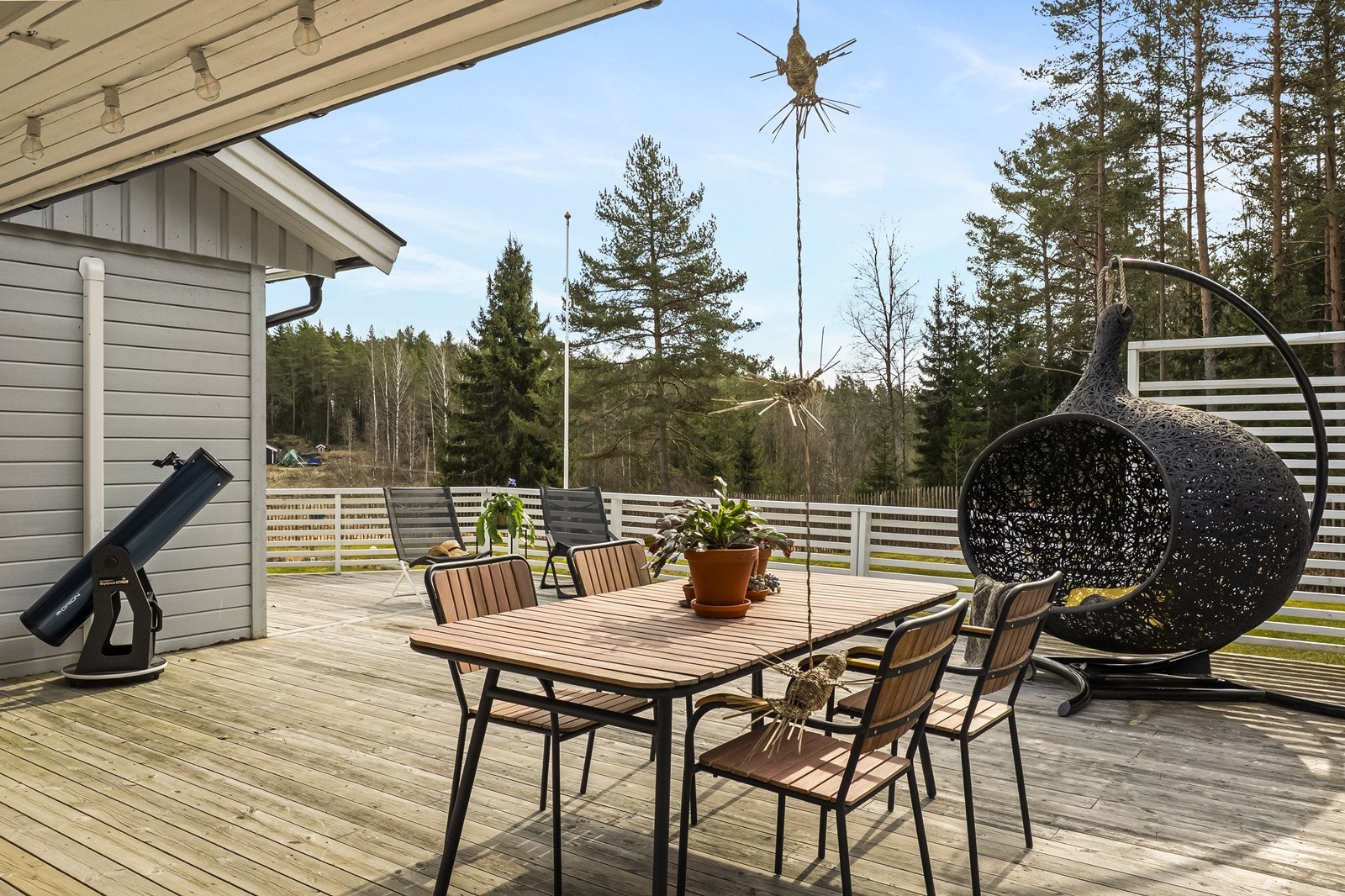 Den store terrassen på ca. 46 m² er delvis overbygget og har god plass til flere sittegrupper. Galleribilde