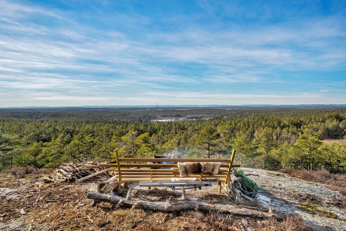 Går du ut porten og følger stien et kvarters tid, kommer du til denne flotte plassen med vid utsikt! Galleribilde