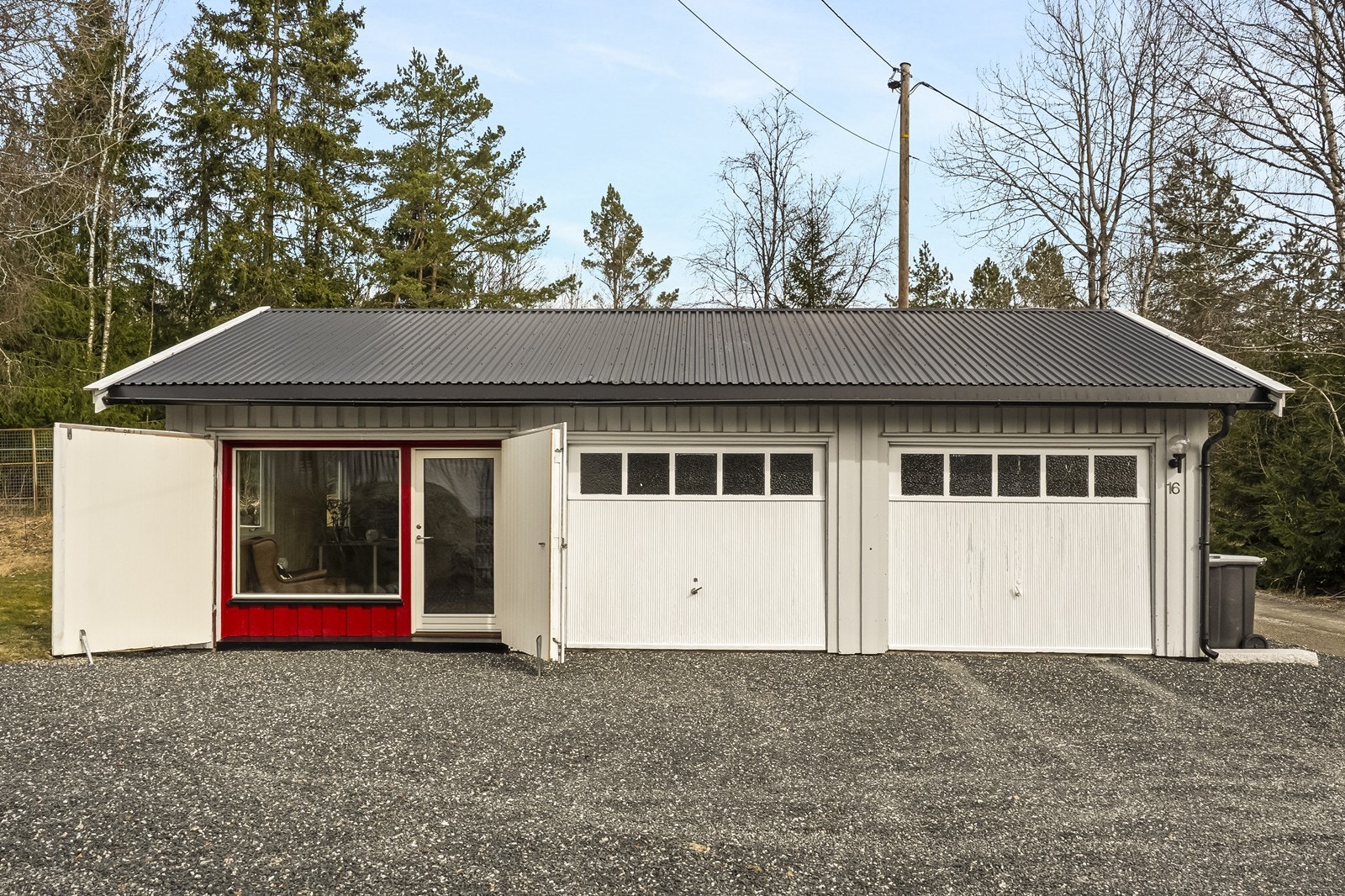 Frittstående dobbelgarasje på 66 m² med
et separat, isolert rom med egen inngang. Perfekt som hobbyrom, atelier eller trimrom, alt etter behov. Galleribilde