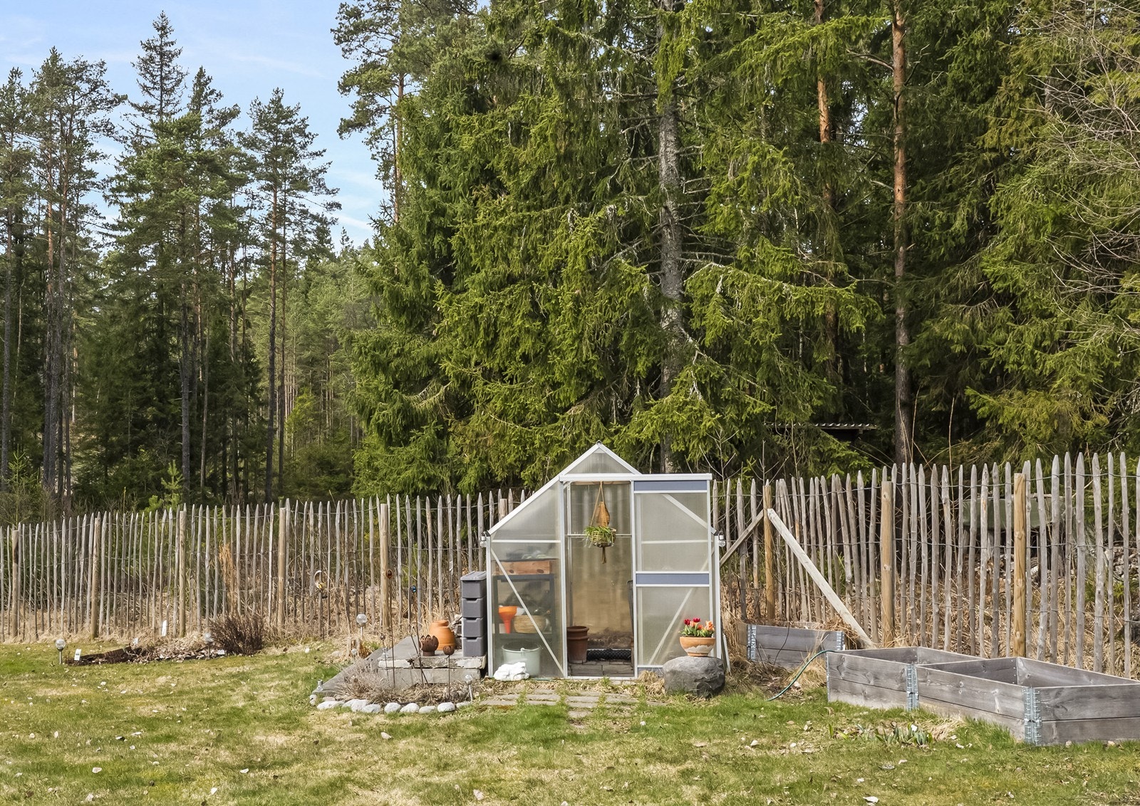 Hele hagen er inngjerdet med kastanjegjerde. Her ligger det til rette for dyrking i både drivhus og på friland. Galleribilde