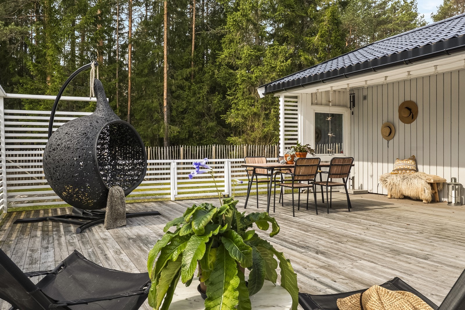 En usjenert og solrik uteplass som blir en naturlig forlengelse av stuen på sommerstid. Galleribilde