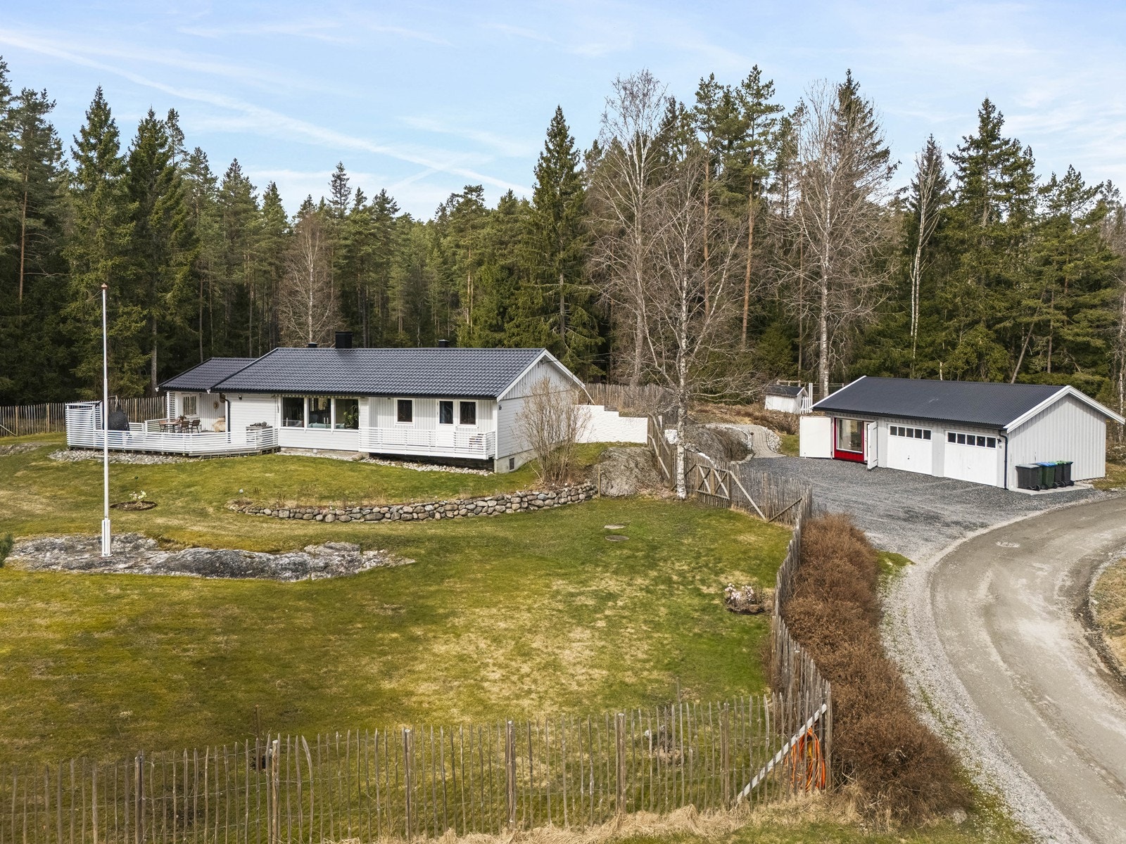 Velkommen til Leidalsveien 16- en usjenert eiendom i naturskjønne omgivelser, ca 50 minutter fra Oslo! Galleribilde