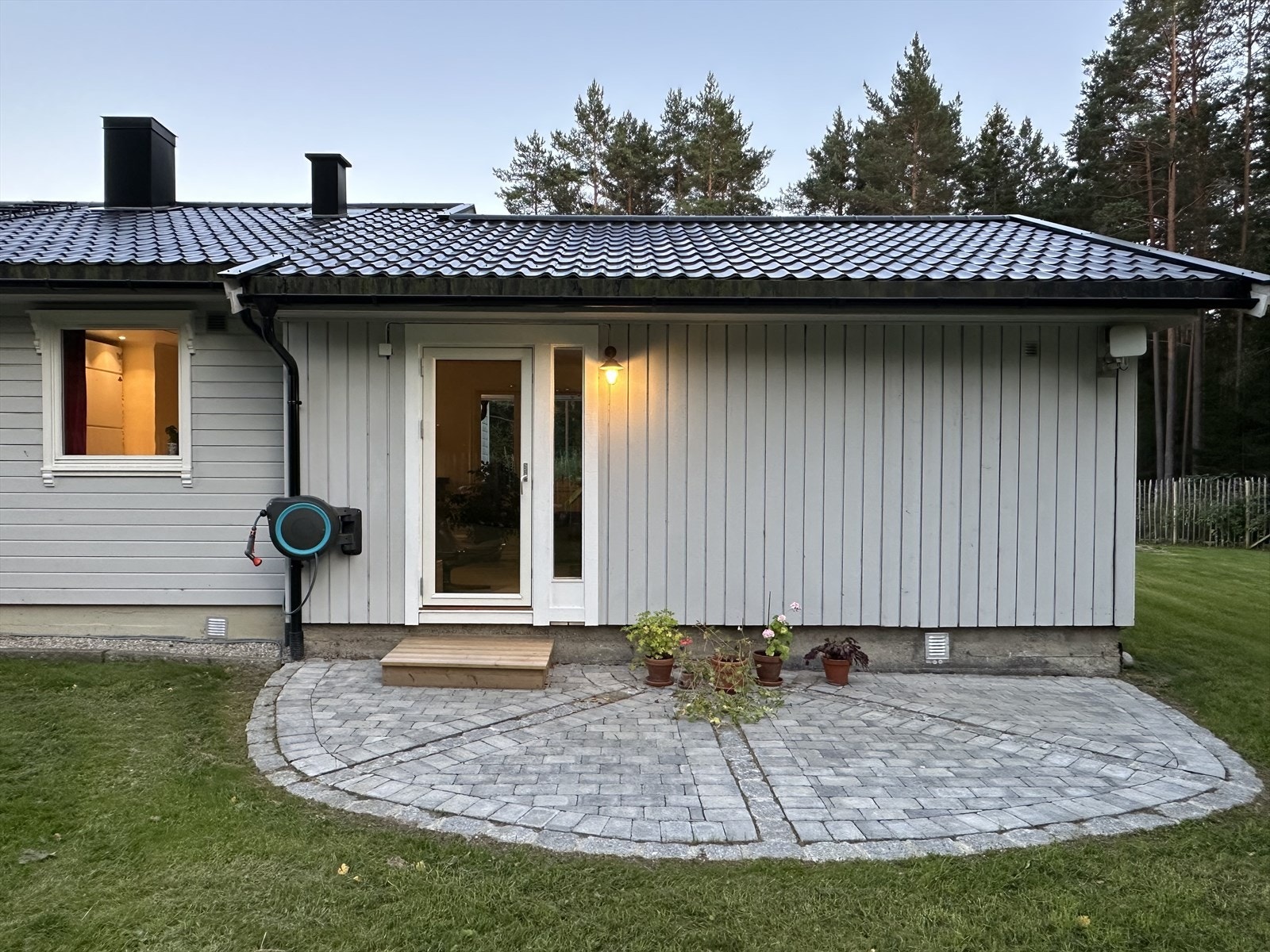 Flott, steinlagt uteplass med utgang fra den ene stuen. Galleribilde