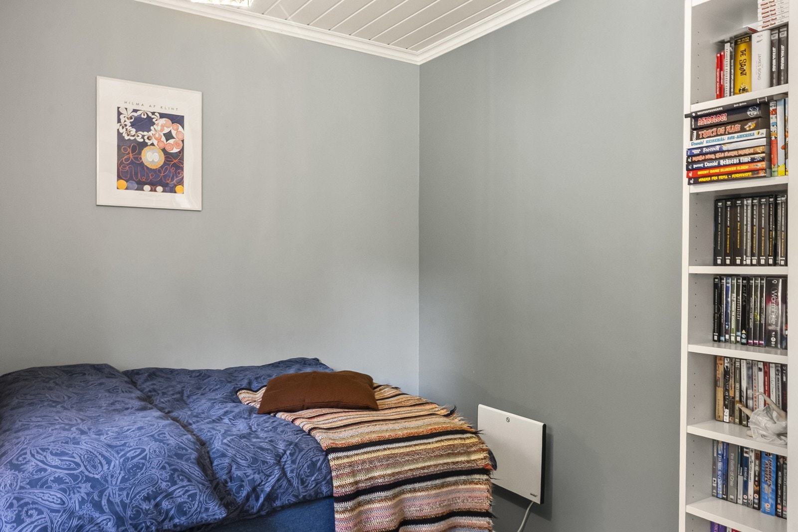Et av soverommene, med plass til seng og oppbevaring. Galleribilde