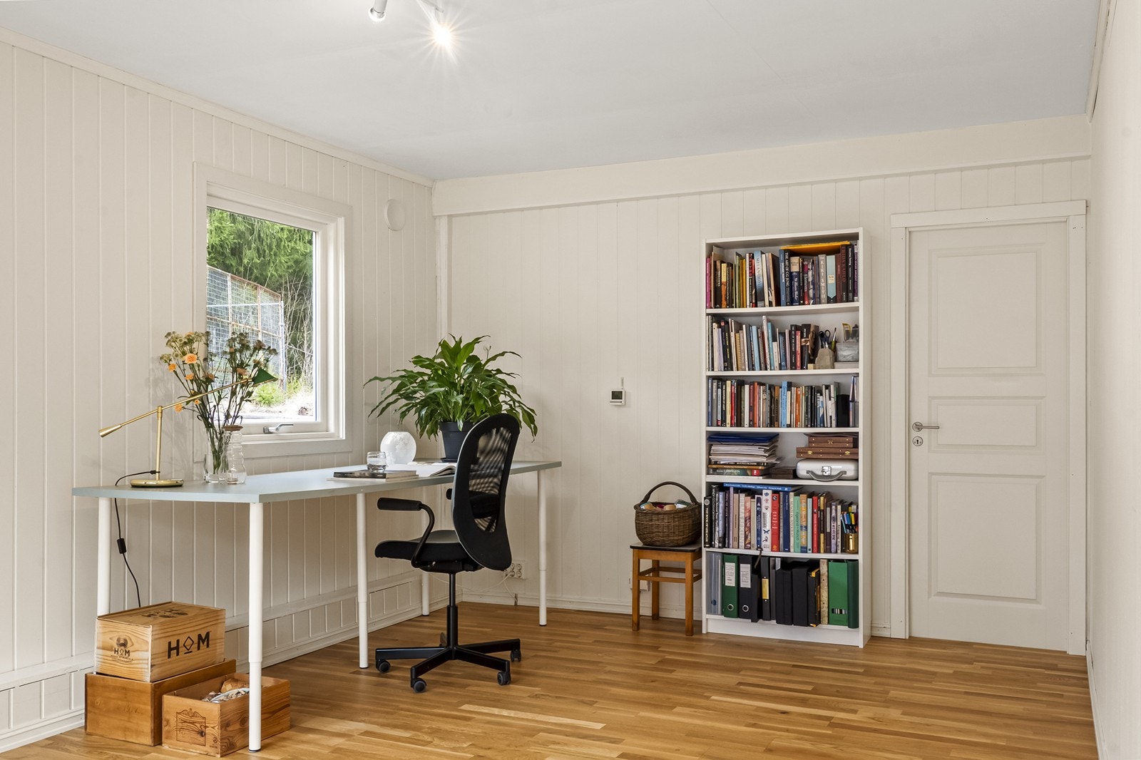 Rommet er isolert og kan benyttes til mange formål. Dør inn til uinnredet rom med strøm, opprinnelig tenkt som mørkerom. Galleribilde