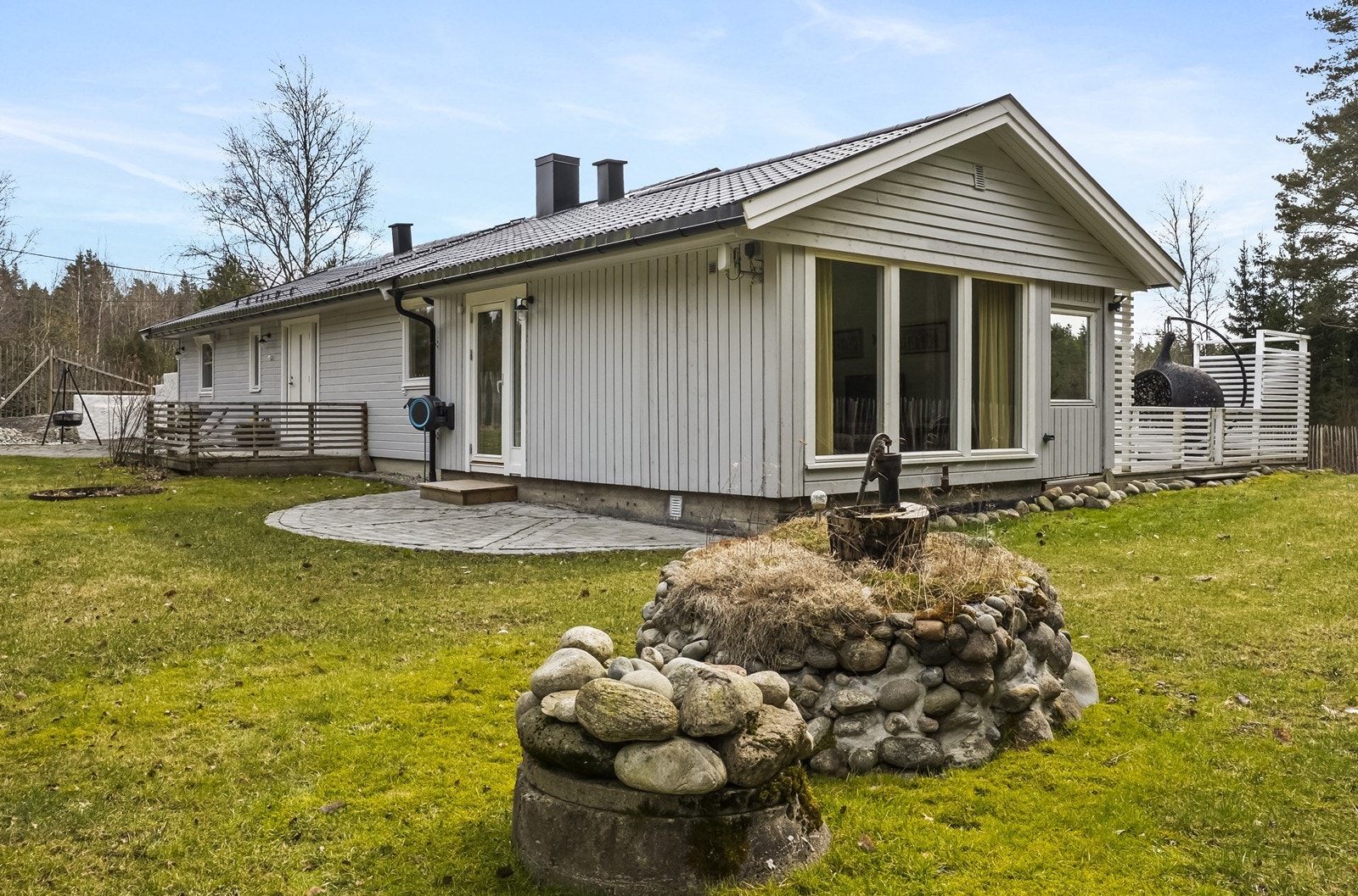 Uteområdet er pent opparbeidet med plen og belegningsstein. Galleribilde