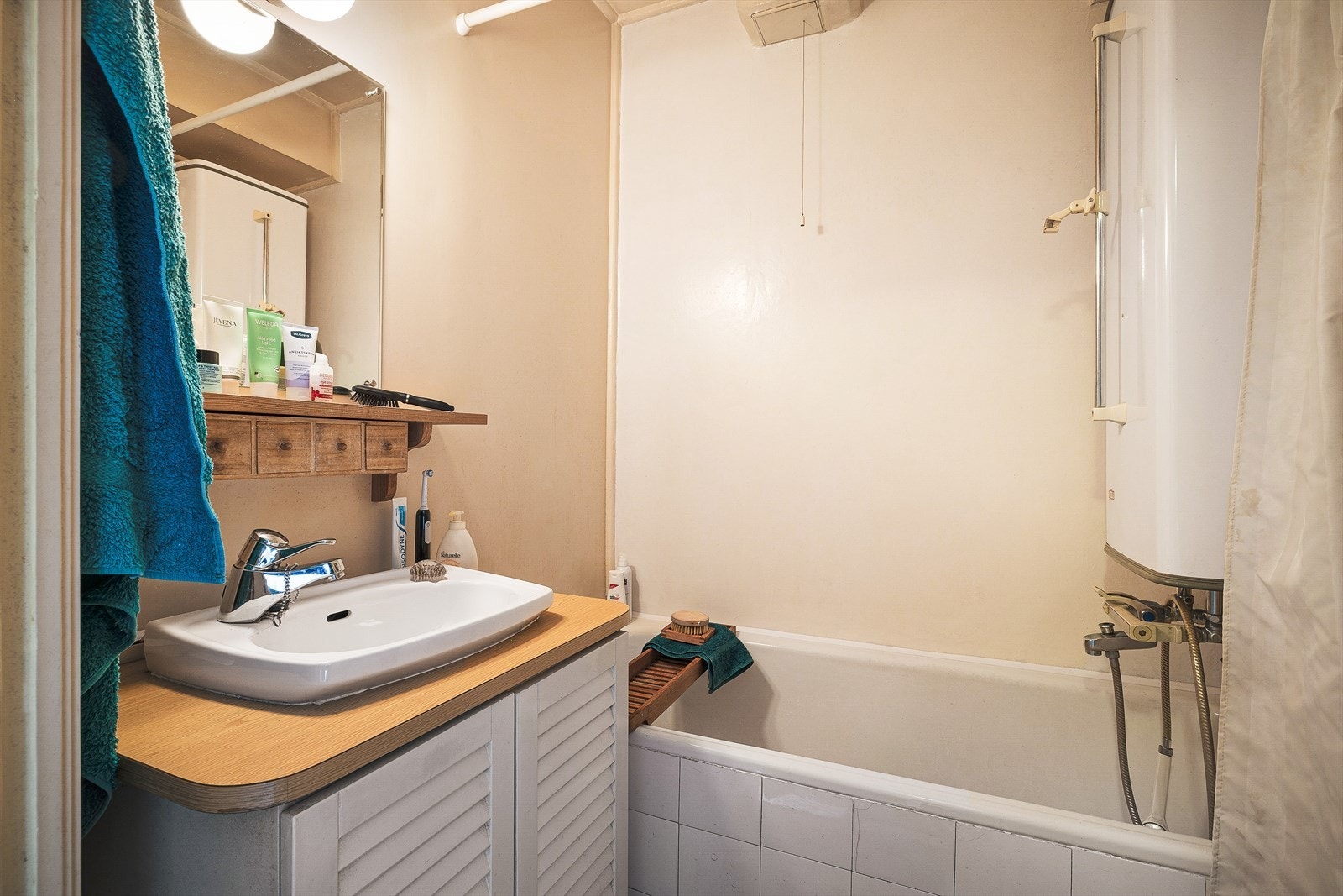 Badet er 2,7 kvm, har fliser på gulv og inneholder dusj m/badekar, toalett og baderomsinnredning. Galleribilde