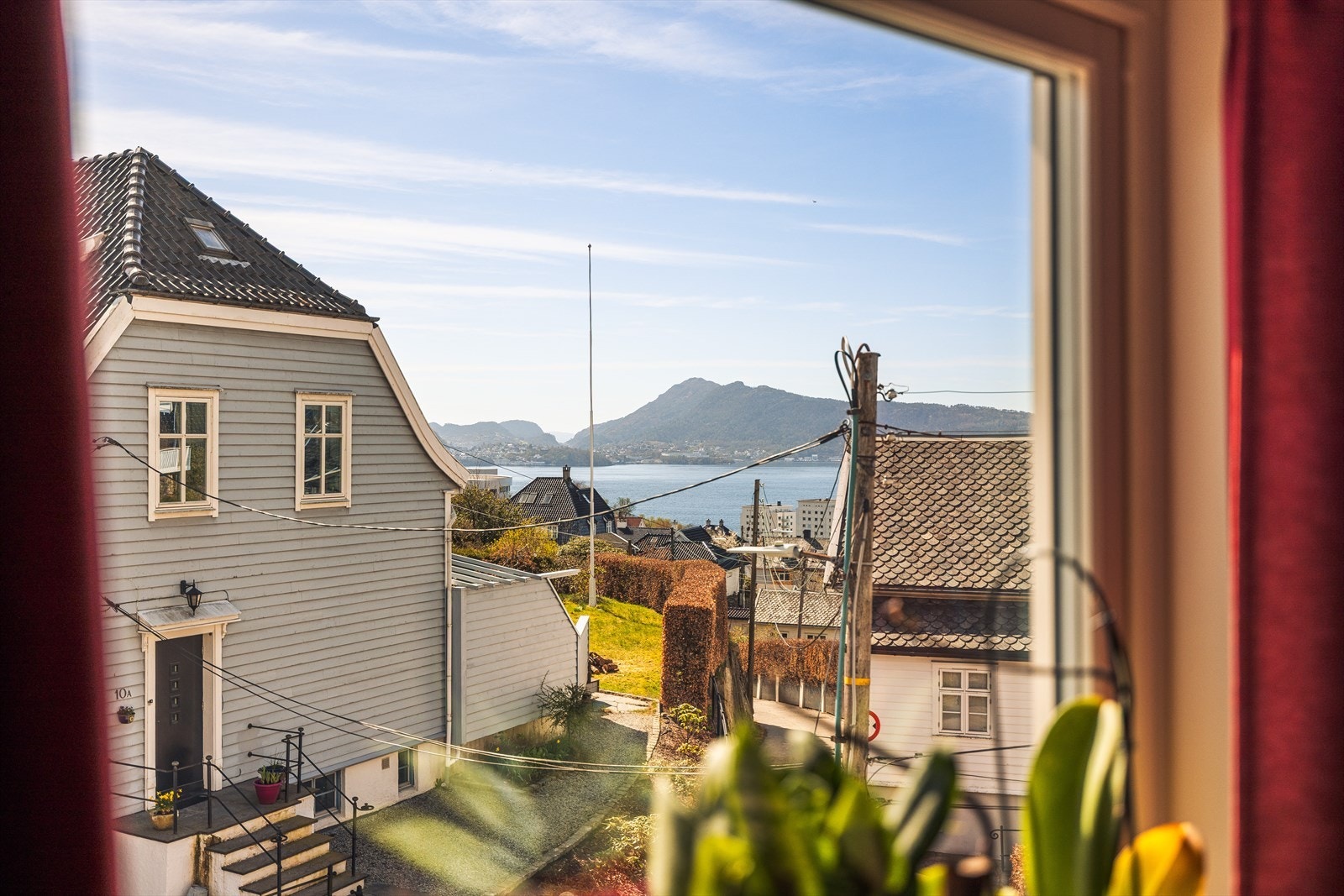 Fra stuen er det flott utsikt mot byfjorden. Galleribilde