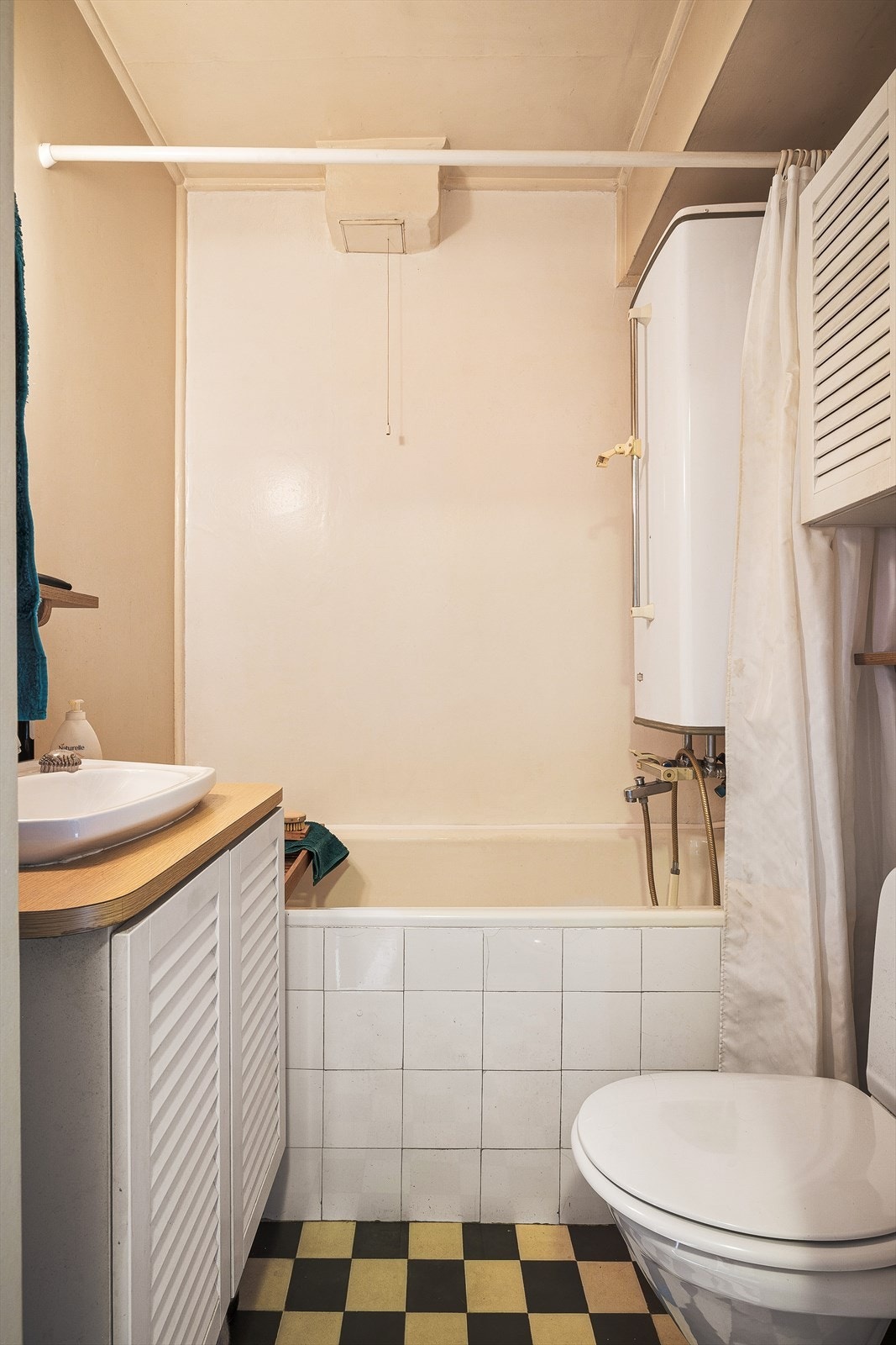 Badet fungerer, men det er behov for oppussing for å tilfredsstille dagens krav til moderne standard. Galleribilde