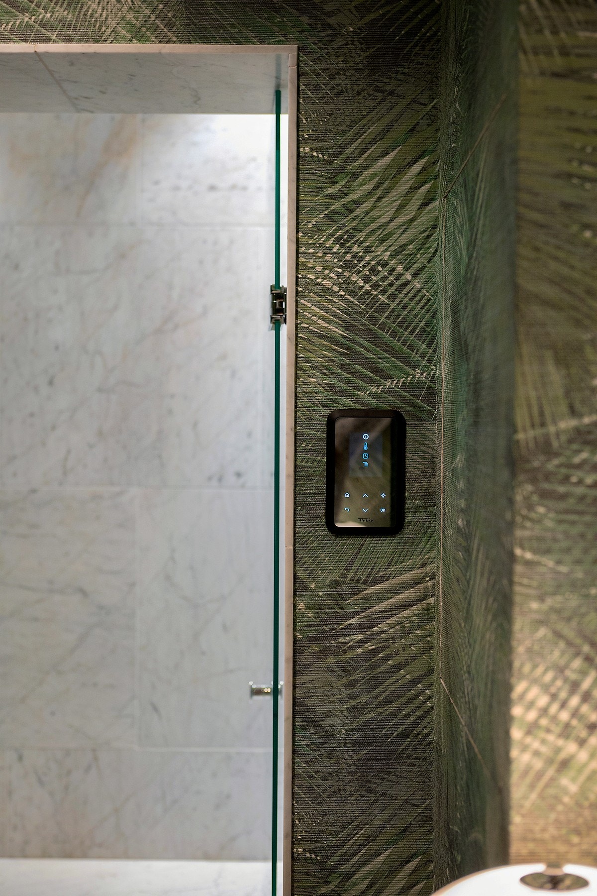 Steambad styres av panel utenfor dusjnisjen. Galleribilde