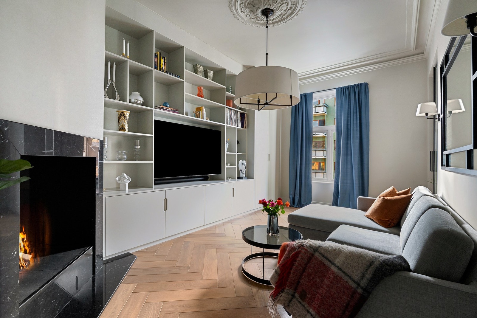 Egen TV-stue (alt. soverom 3) med peis og god plass til møblement. Galleribilde