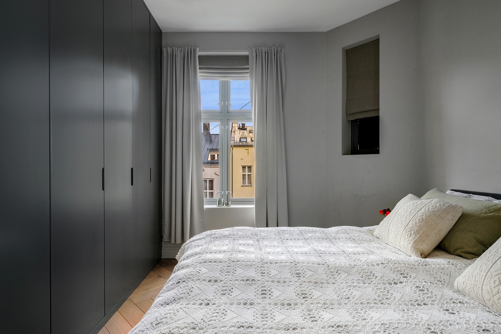 Soverom 2 med stor plassbygget garderobe. Galleribilde