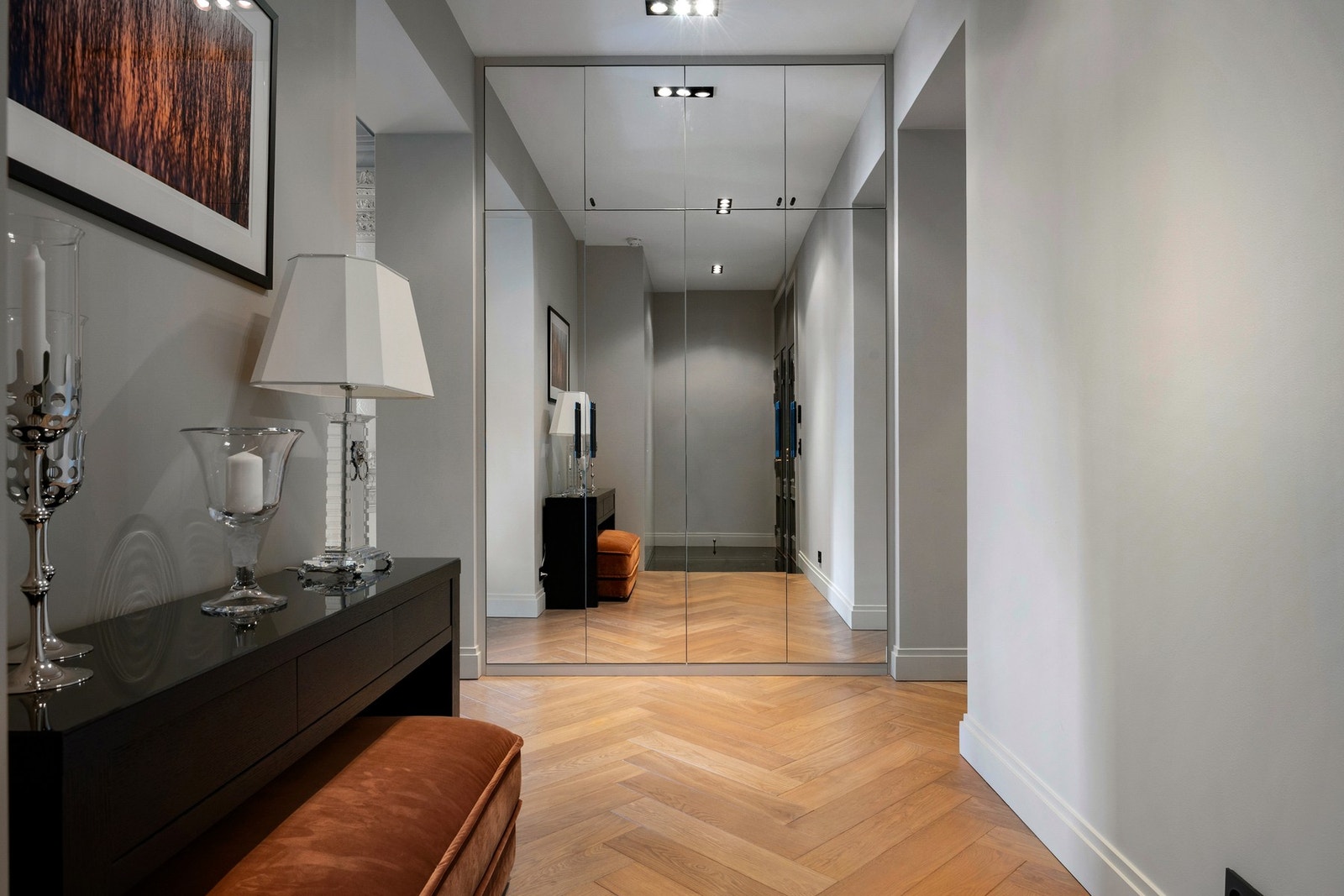 Velkommen inn! Stor garderobe i entréen. Galleribilde