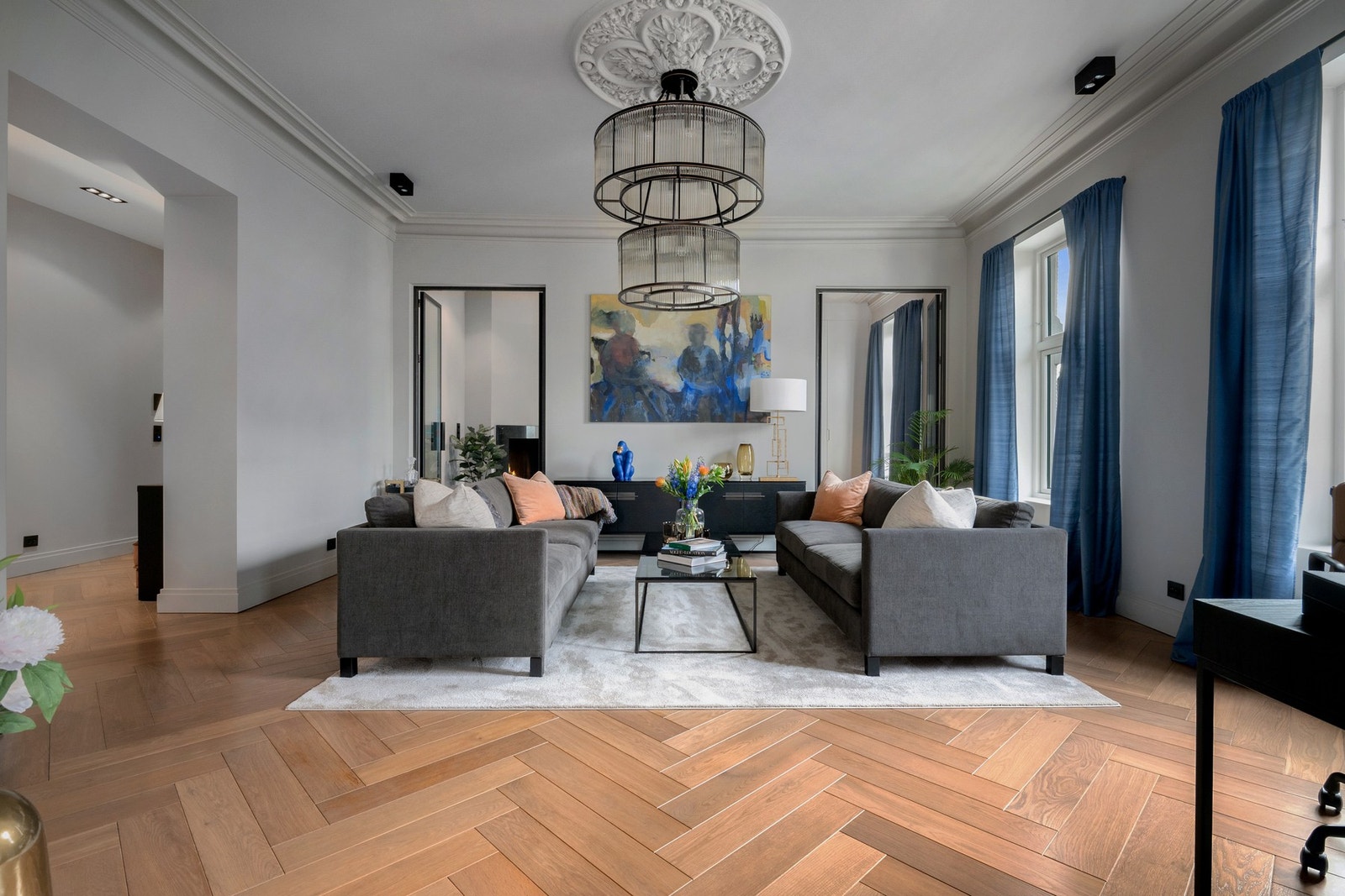 Vakker stukkatur og rosett i stuen. Galleribilde
