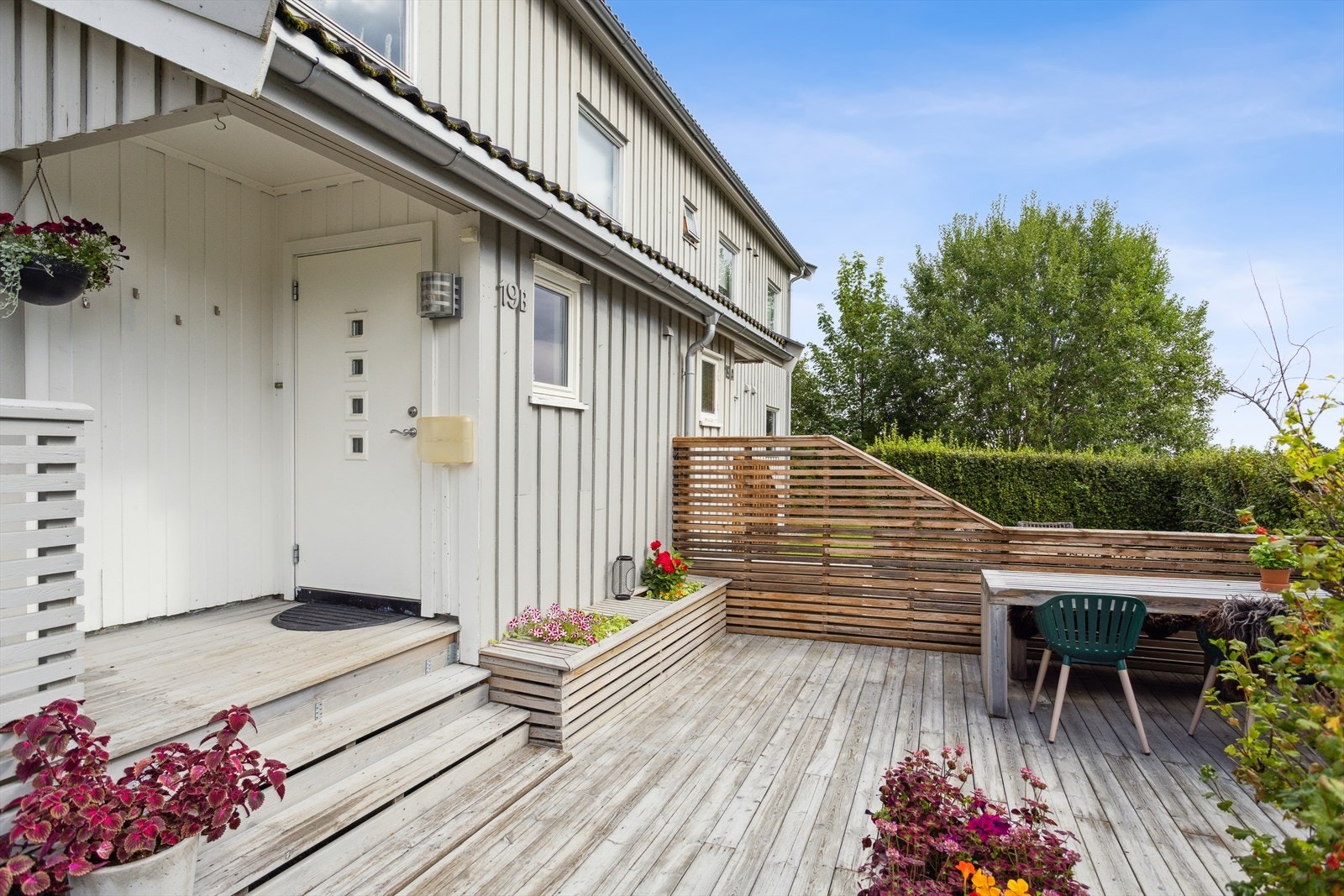 Ved inngangspartiet er det en markterrasse på 31 m², som gir en skjermet og hyggelig uteplass. Galleribilde