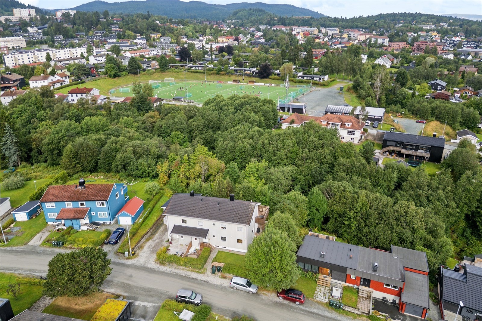 I umiddelbar nærhet ligger Havstein kunstgressbane, og det er kort gangavstand til Åsveien skole. Galleribilde