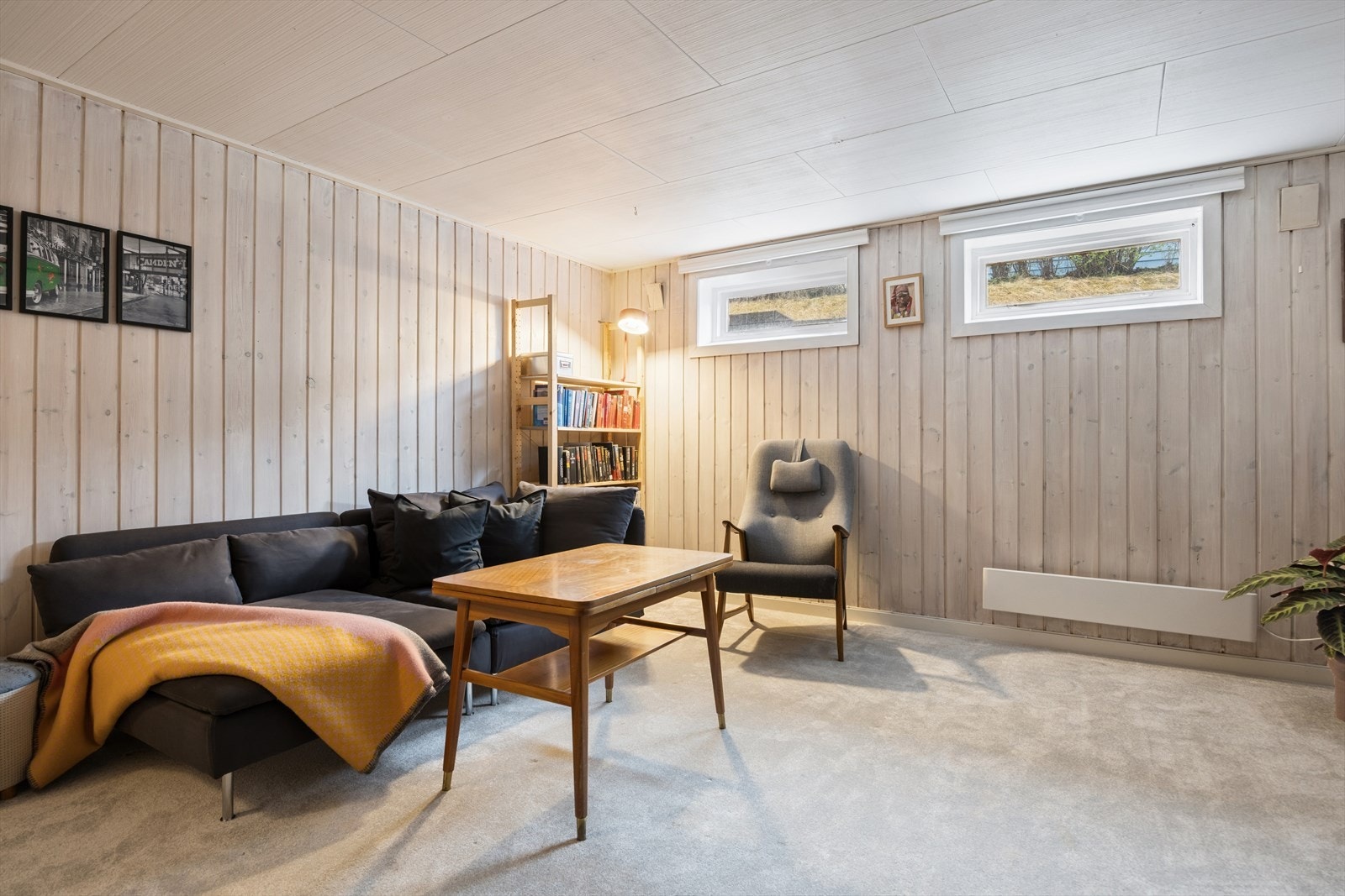 Rommet har god plass til en sofagruppe og oppbevaring. Galleribilde