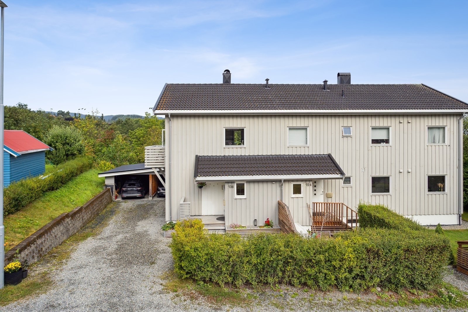 Eiendommen disponerer en parkeringsplass i dobbel carport, hvor det er installert elbillader. Galleribilde
