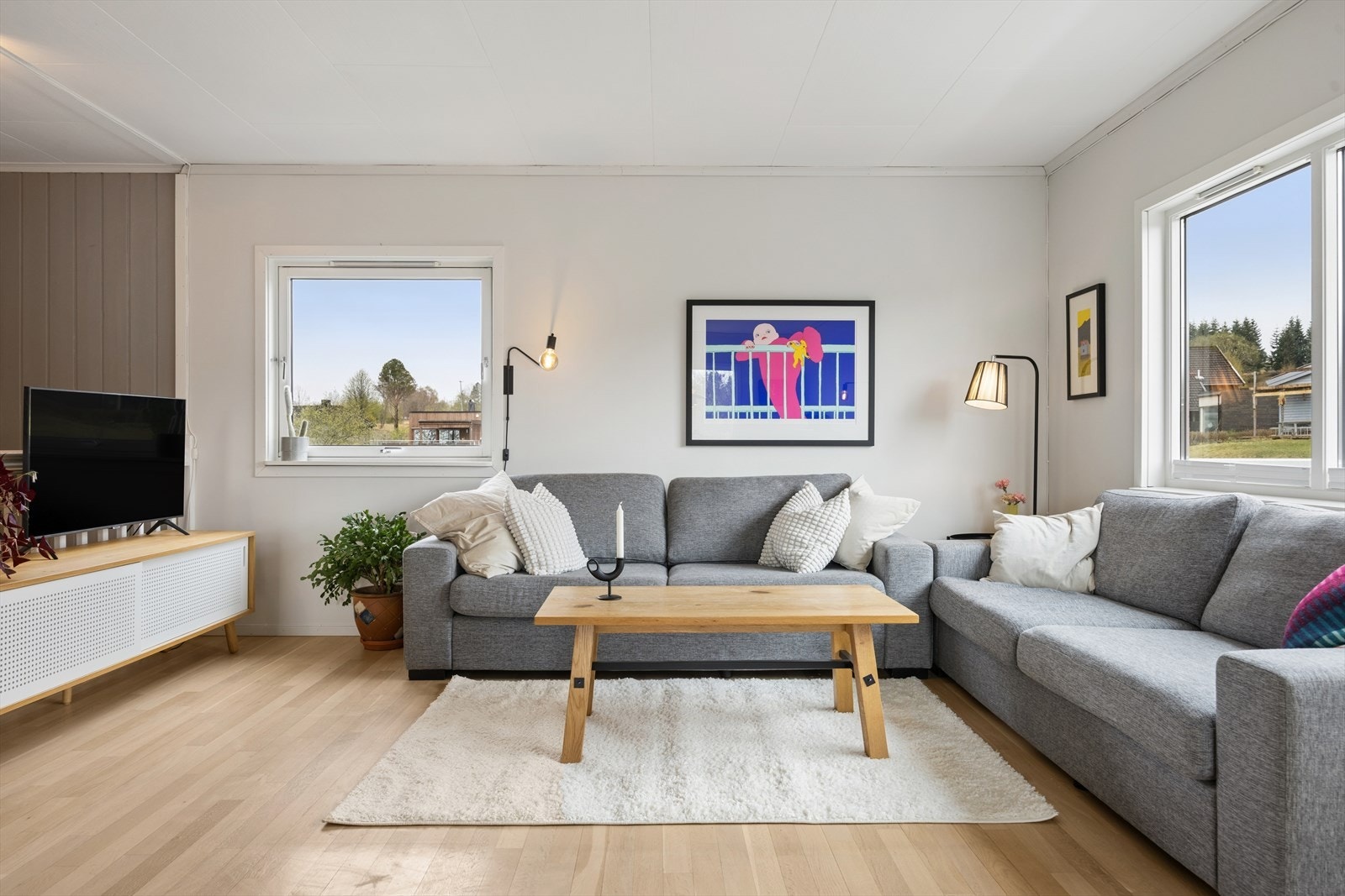 Stuen er romslig og lett å møblere med flere sittegrupper. Galleribilde