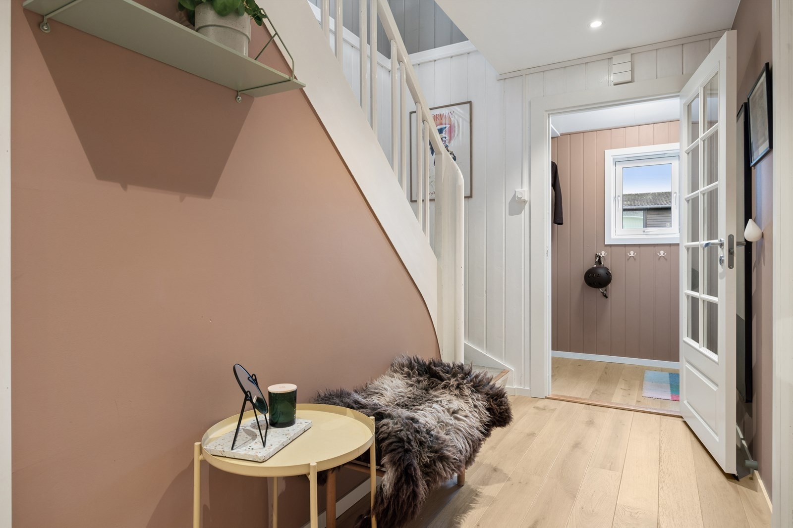 Vindfanget og gangen ble oppgradert i 2022 med varmekabler og nytt gulv. I gangen ble det også lagt nytt tak med downlights. Galleribilde