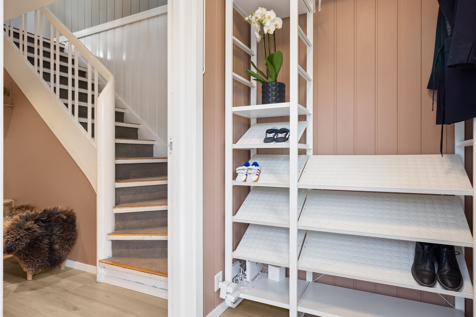 Fra gangen i første etasje fører trappen opp til stuen og kjøkkenet i andre etasje. Galleribilde