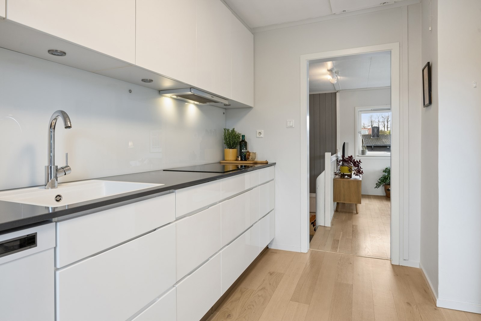 Kjøkkenet er praktisk utformet med rikelig skap- og benkeplass. Kjøkkenventilator har avtrekk ut. Galleribilde