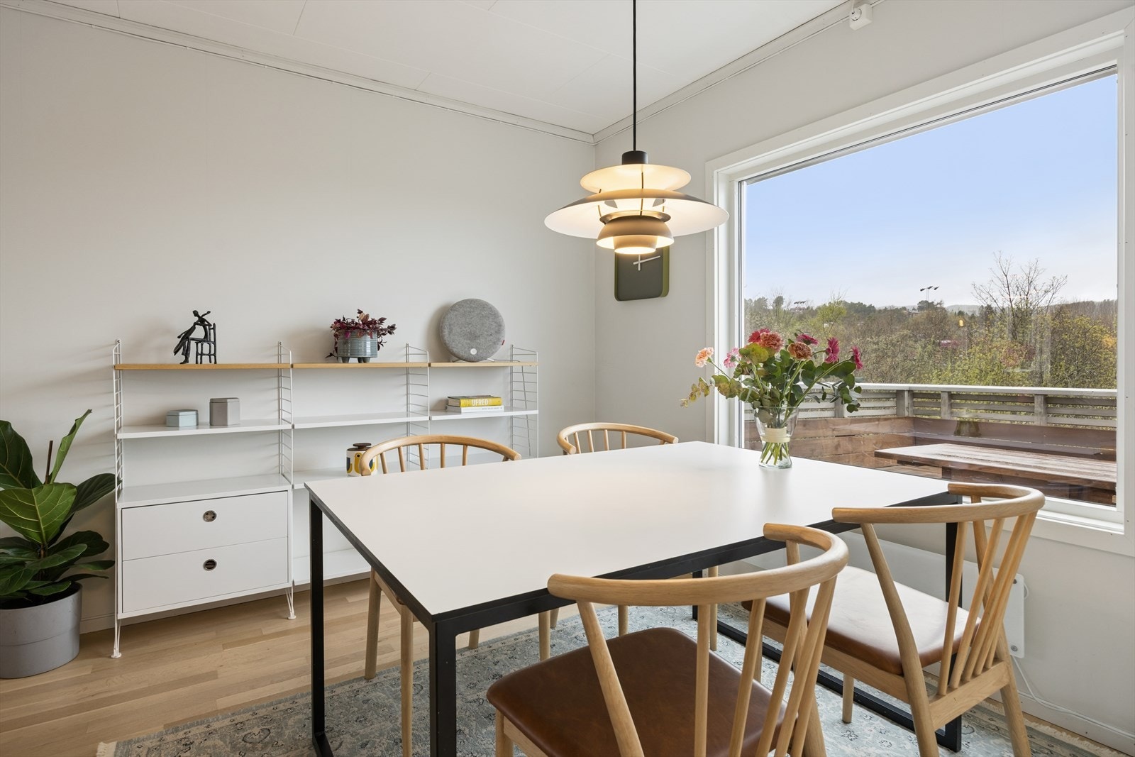 Utsikt fra spiseplassen mot grøntområdene rundt eiendommen. Galleribilde