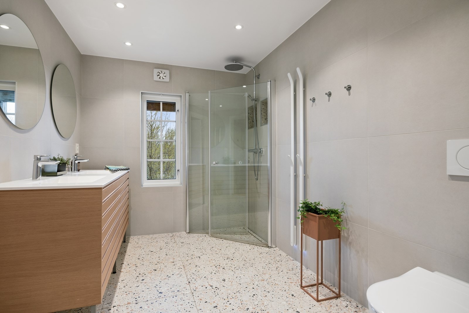 Badet er utstyrt med en romslig dusjnisje og mekanisk avtrekk. Galleribilde