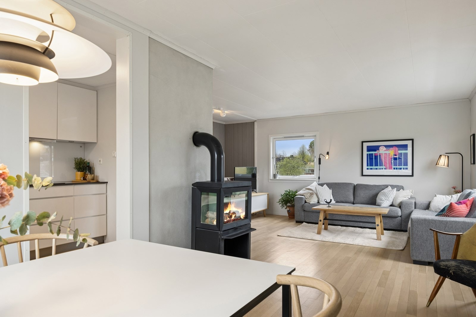 Stuen i andre etasje er et lyst og luftig samlingspunkt. I 2021 ble det installert ny vedovn, gulvene ble slipt og veggene fikk Walls2paint. Galleribilde