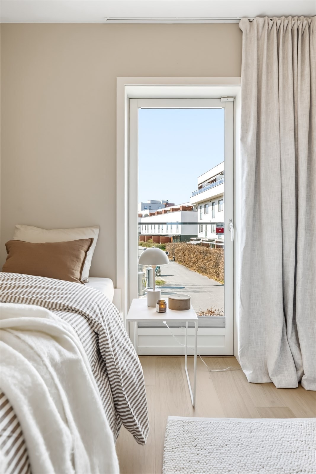 Den franske balkongen har dør med ramme og karm av tre med isolerglass fra 2013. Galleribilde