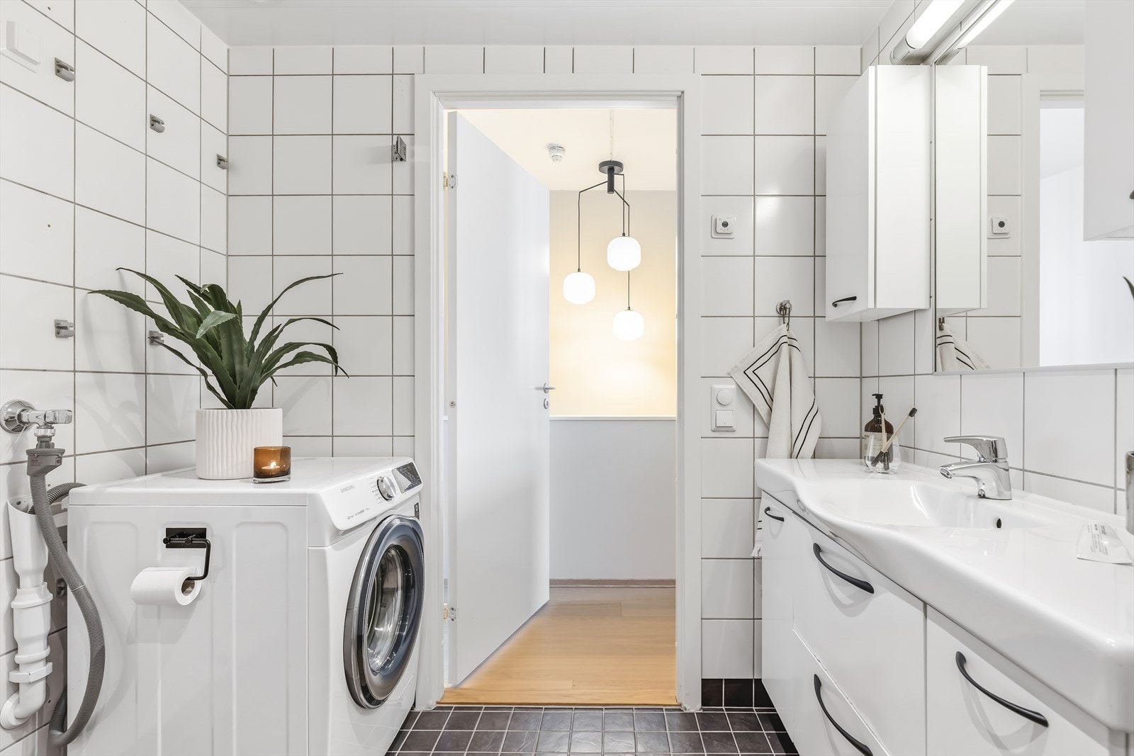 Badet i andre etasje er flislagt og har elektriske varmekabler i gulvet. Her er det også opplegg for vaskemaskin. Galleribilde