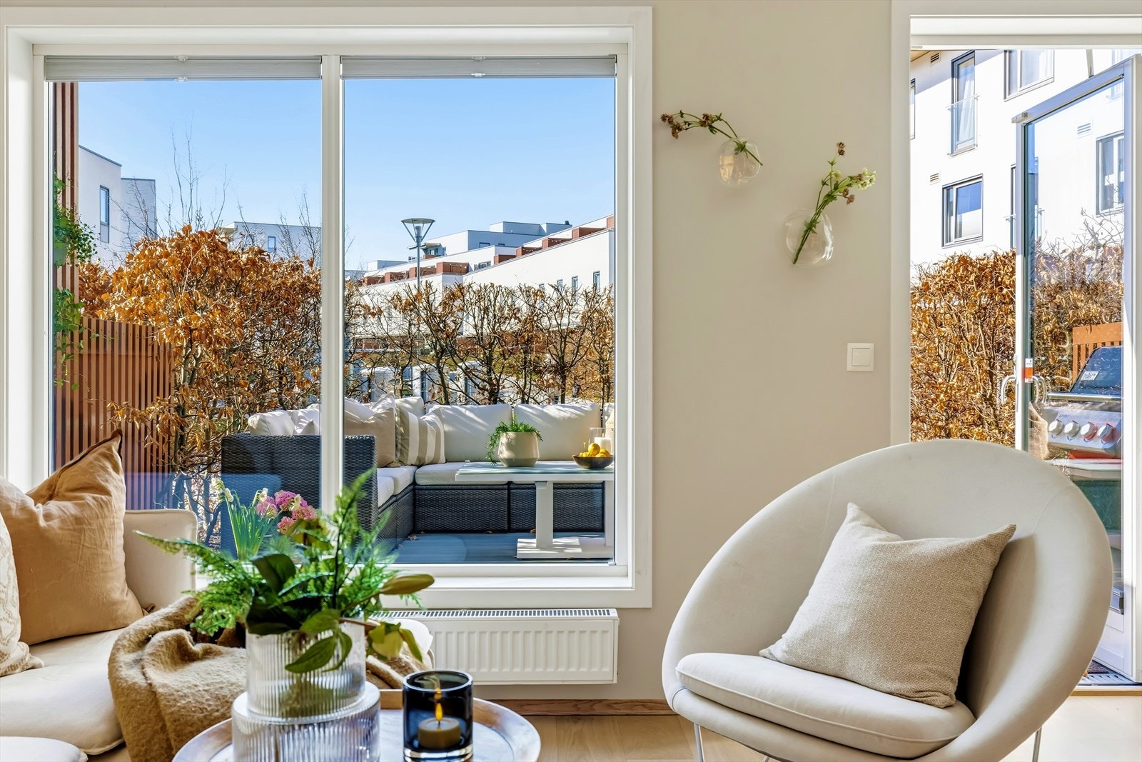 Fra stuen er det direkte utgang til terrassen, som blir en naturlig forlengelse av oppholdsrommet på varme dager. Galleribilde