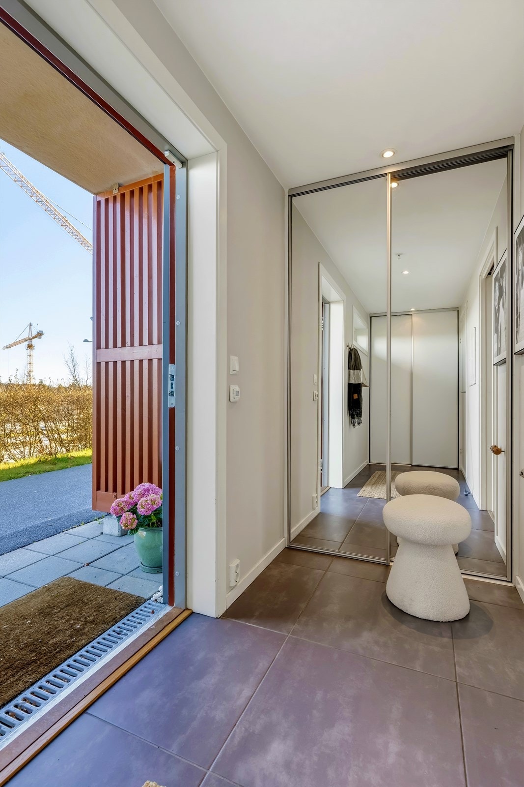 Entréen har plass til garderobeløsning med skyvedører. Sikringsskapet med automatsikringer er plassert her. Galleribilde