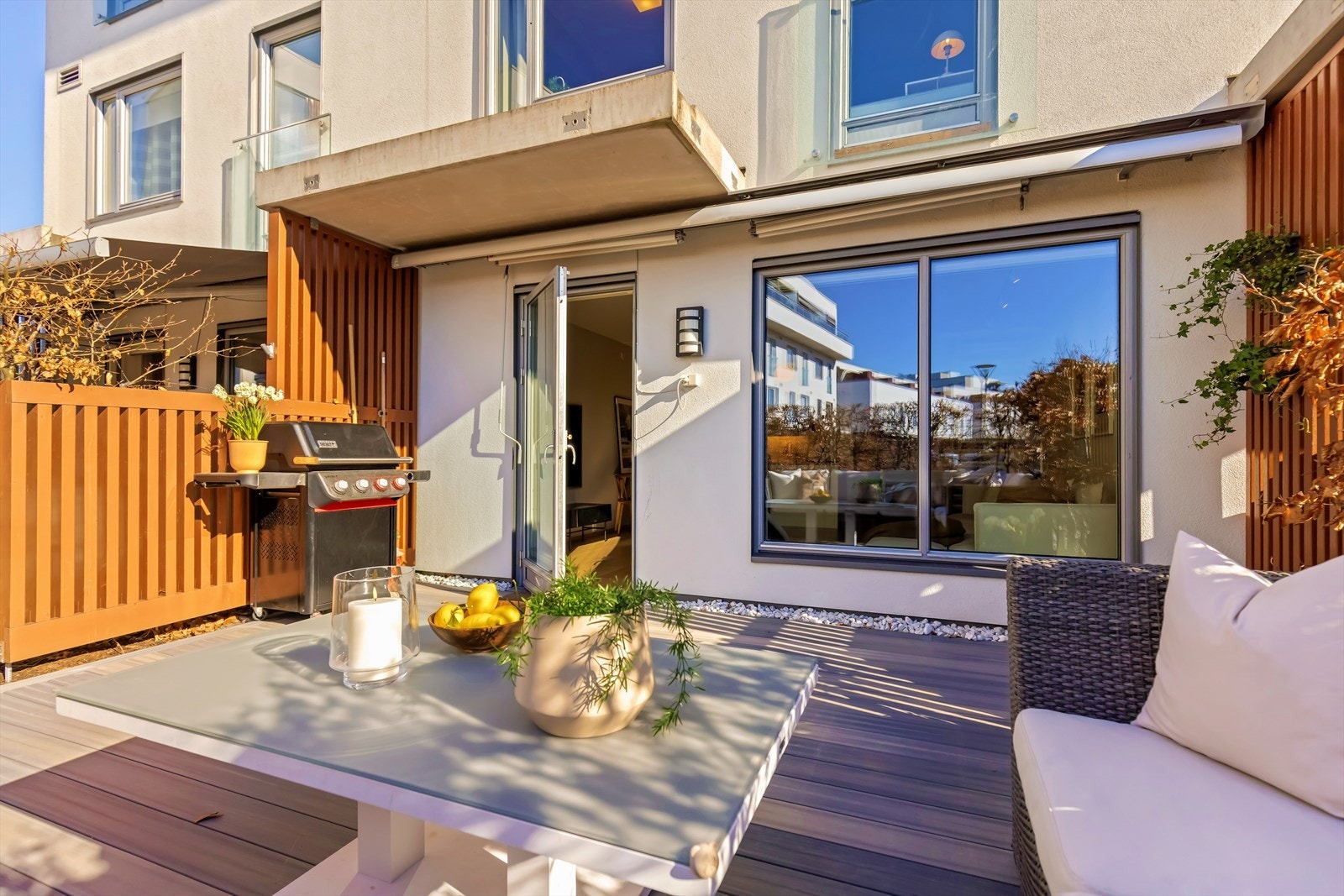 Bygget fra 2014 har pussede murfasader og et moderne, rent uttrykk. Galleribilde