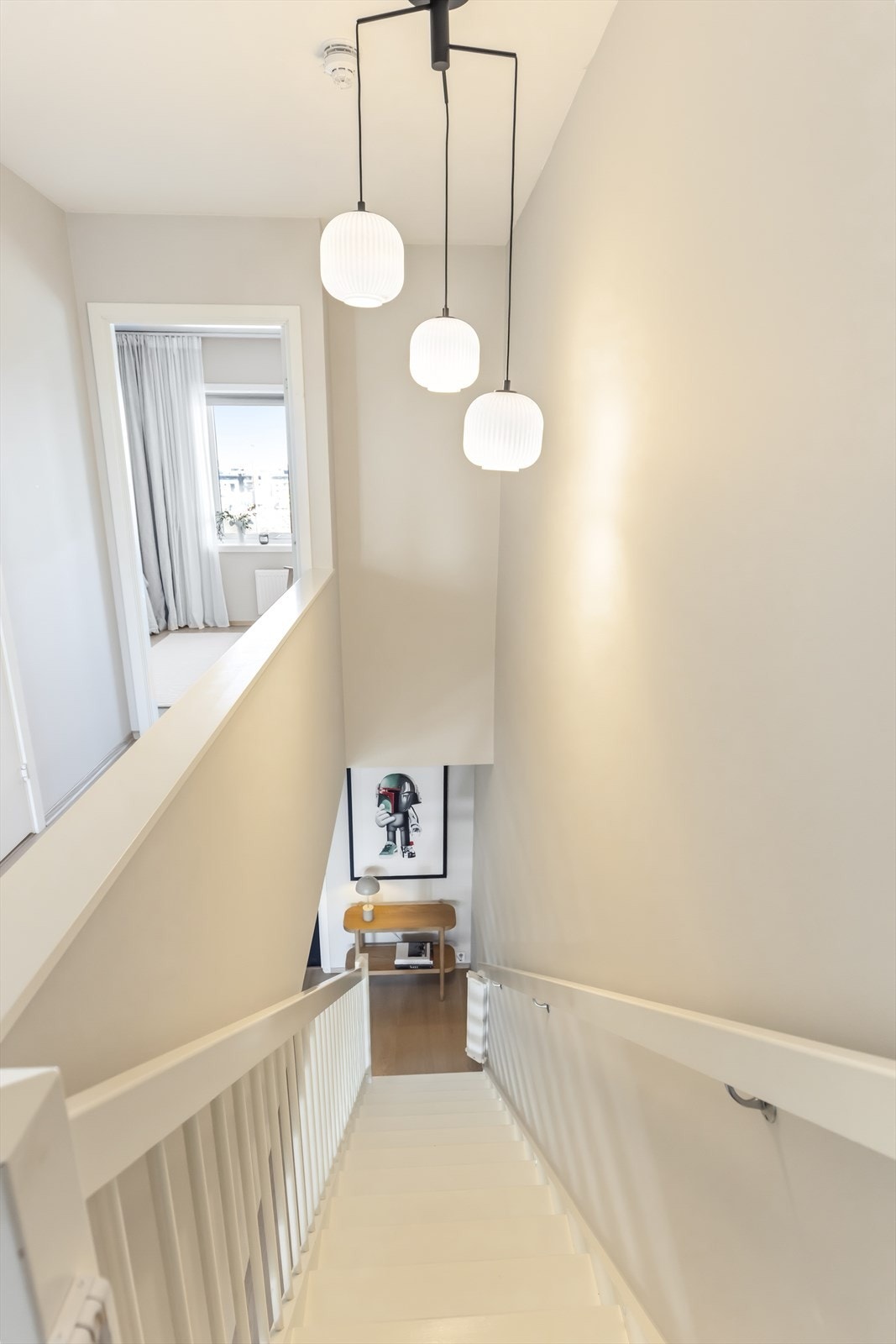 Trapperommet har god takhøyde. Etasjeskillene er i betongdekke, som gir god lydisolasjon mellom etasjene. Galleribilde