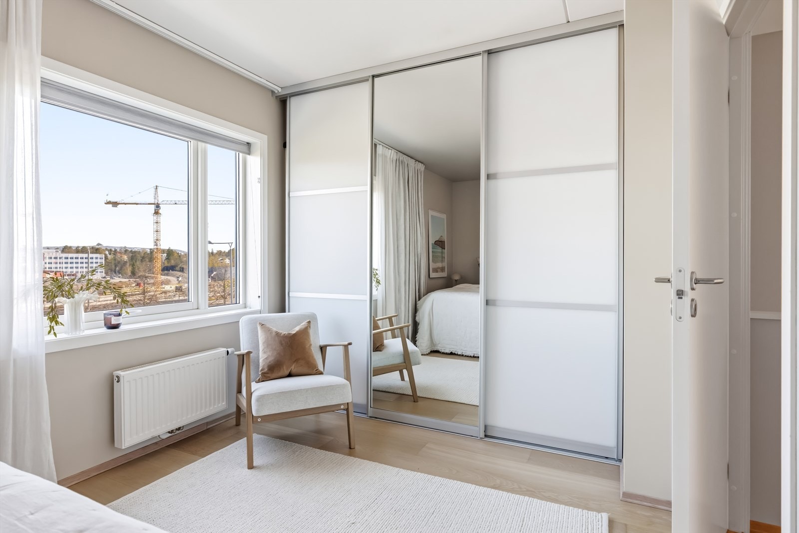 Romslig skyvedørsgarderobe på hovedsoverommet gir rikelig med oppbevaringsplass. Galleribilde