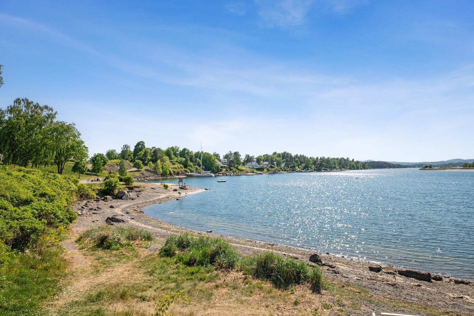 Kort vei til flotte turområder og badeplasser langs fjorden. Galleribilde