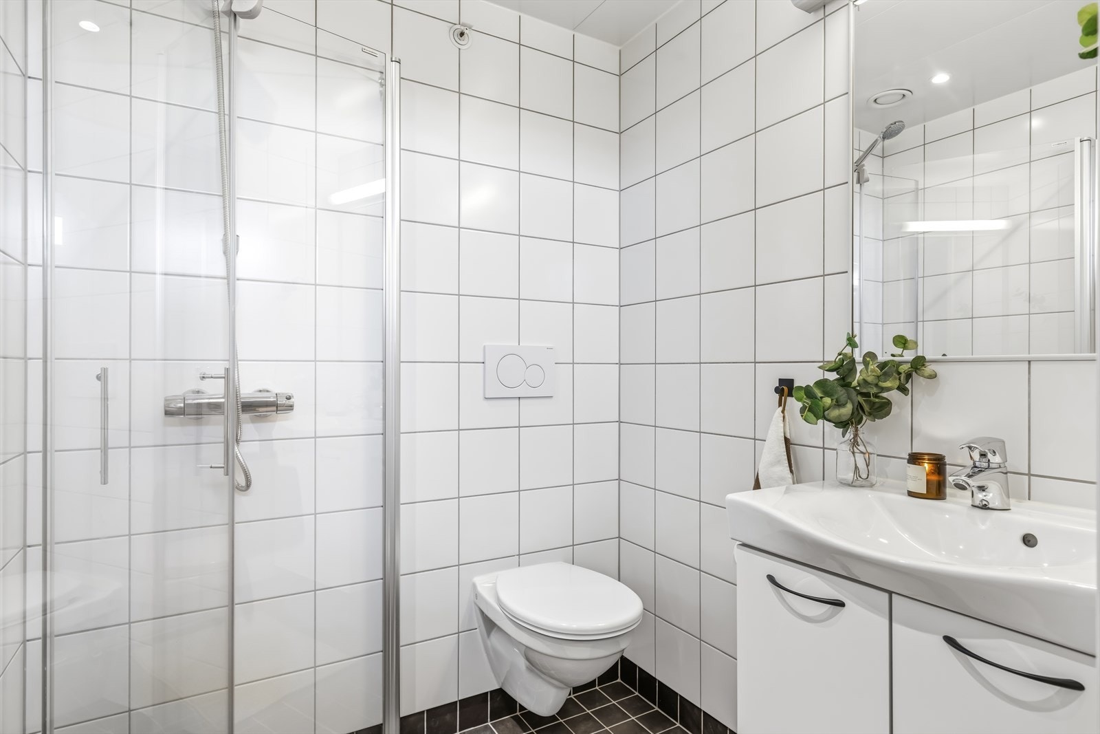 Leiligheten har to bad. Dette ligger i første etasje, praktisk plassert ved entréen. Galleribilde