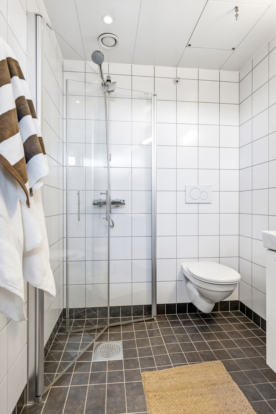 Også dette badet er en prefabrikkert modul fra 2014, med flislagt gulv med varmekabler og balansert ventilasjon. Galleribilde