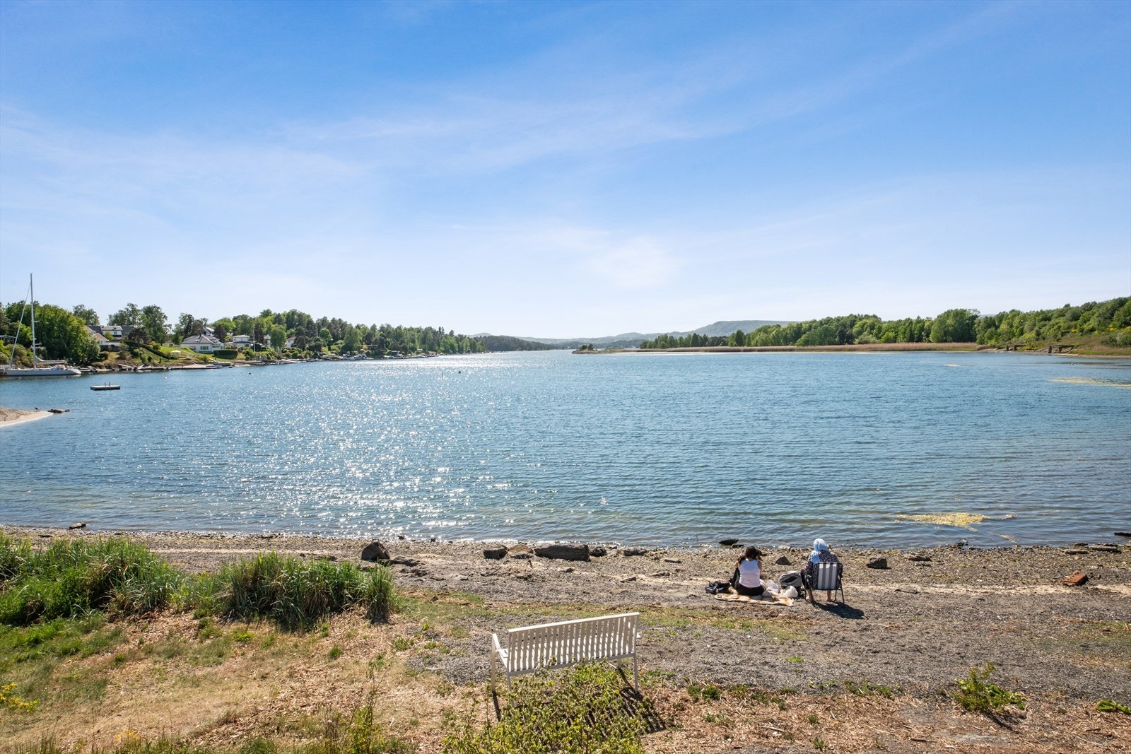 Nyt fine dager ved sjøen, kun en kort spasertur fra boligen. Galleribilde