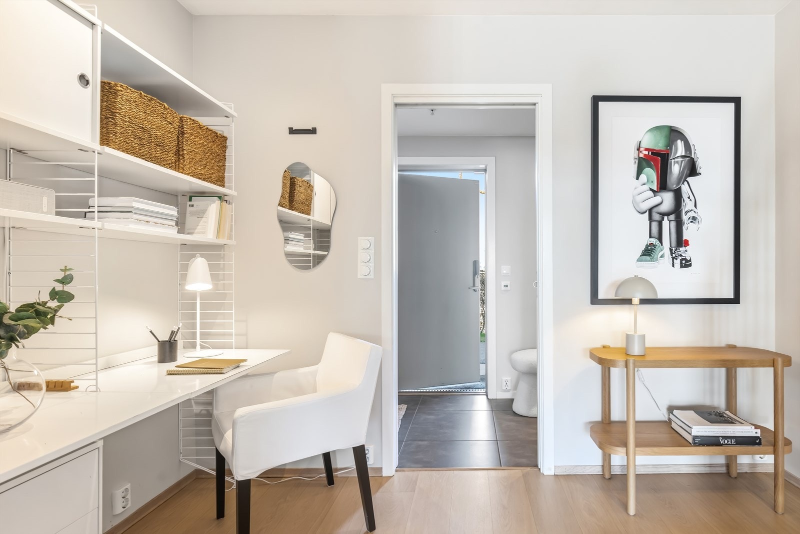 En praktisk krok ved entréen gir mulighet for en egen arbeidsplass eller ekstra oppbevaring. Galleribilde