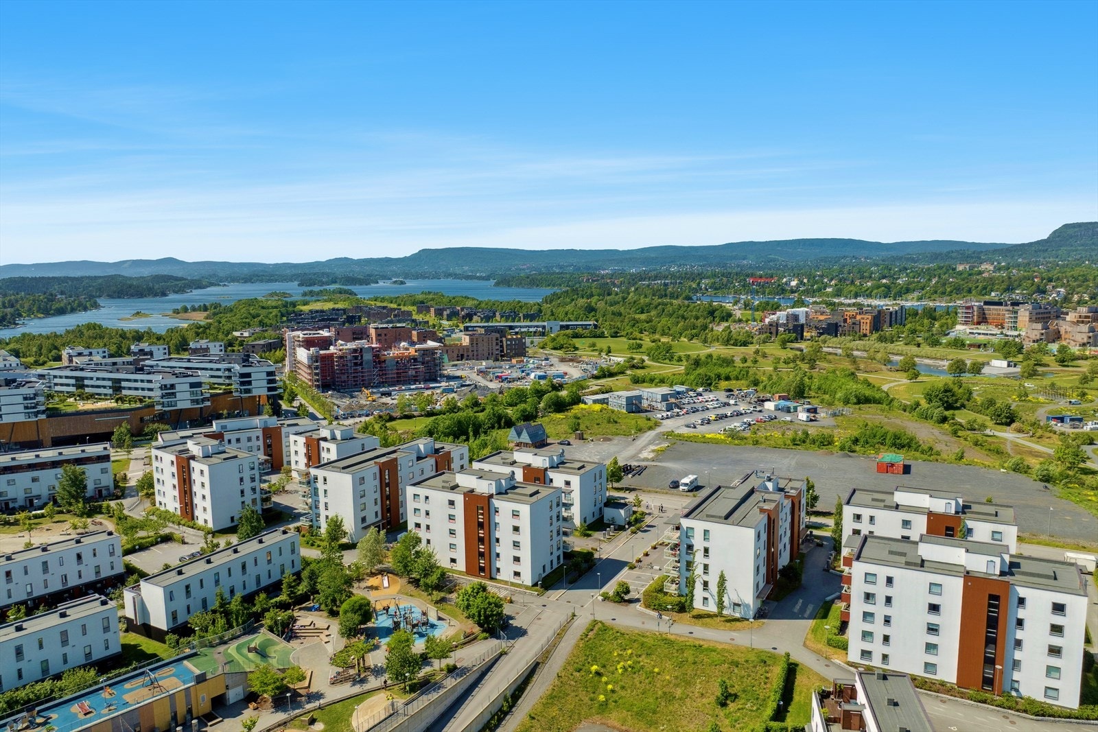 Fornebu er et område i utvikling, med en god blanding av moderne boliger, grøntområder og nærhet til sjøen. Galleribilde