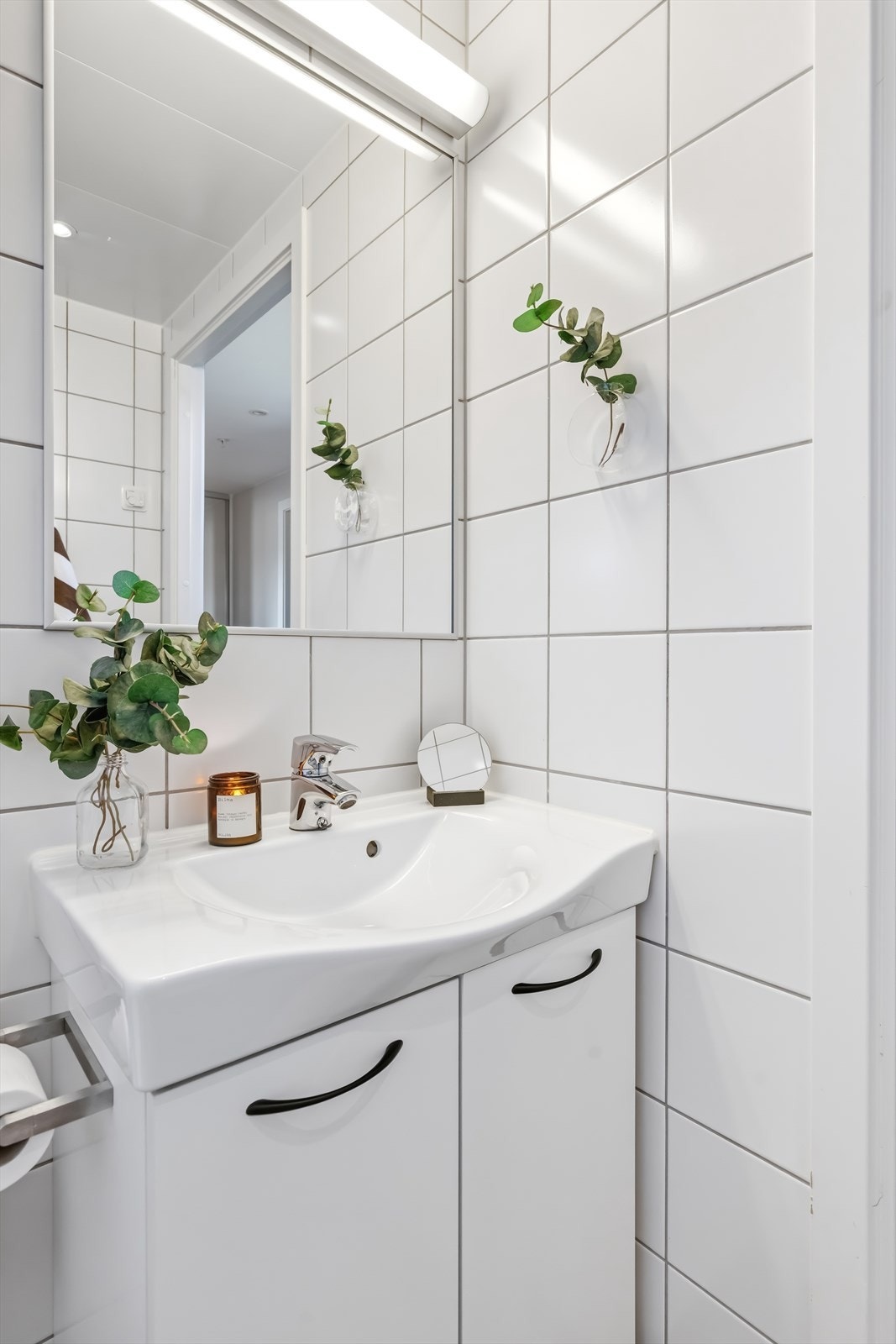 Badet i første etasje har innredning med nedfelt servant, veggmontert toalett og dusjhjørne. Galleribilde