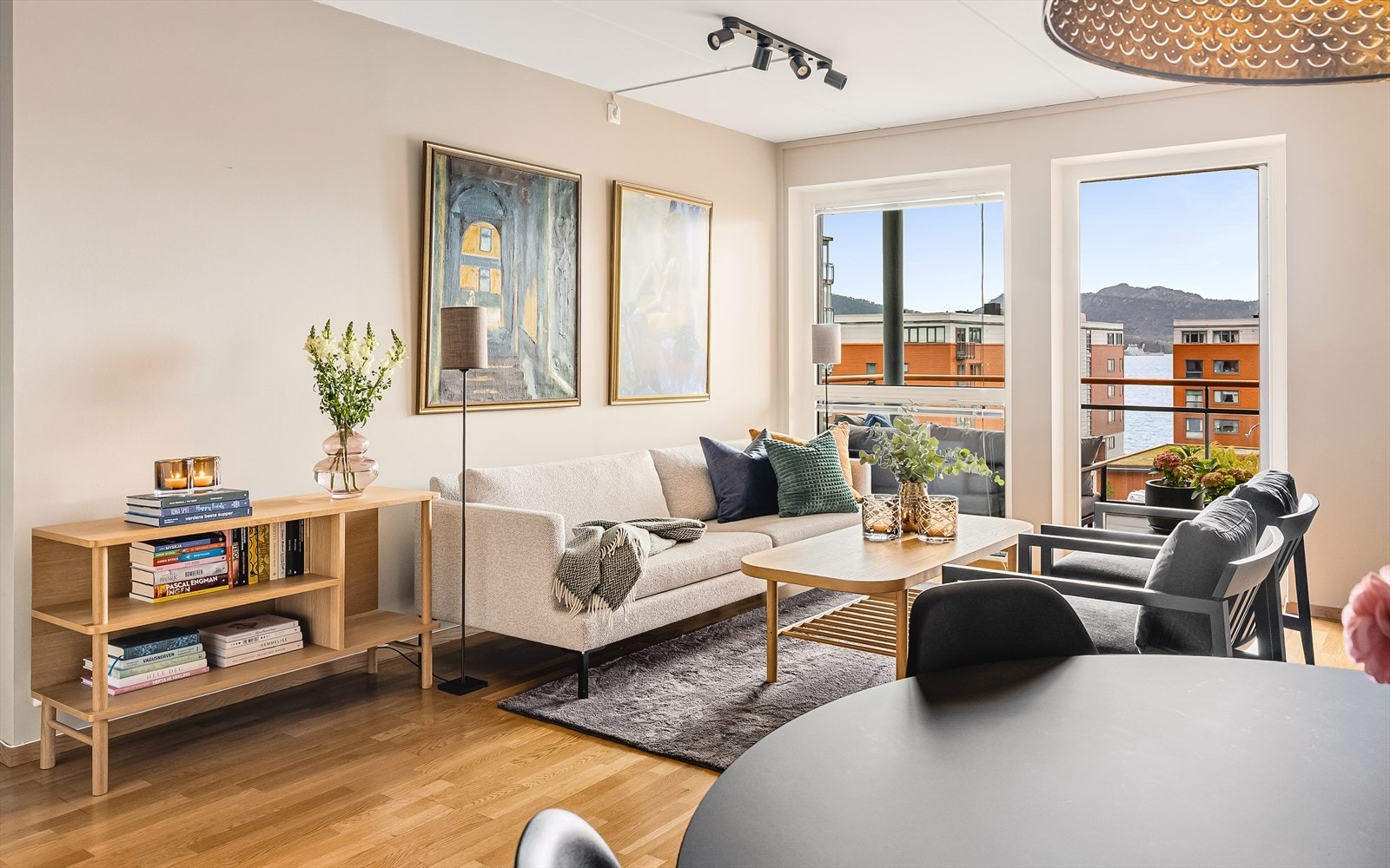 Velkommen til Sandviken Brygge - En nydelig og attraktiv 2-roms eierleilighet med herlig, vestvendt terrasse og flott utsikt! Galleribilde