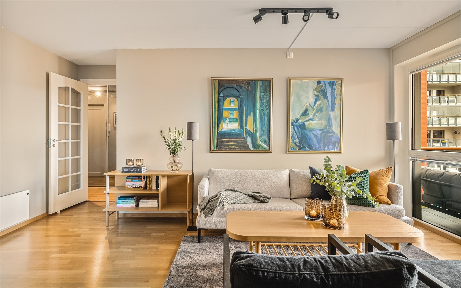 Store vindusflater slipper inn rikelig med dagslys og skaper en behagelig atmosfære. Galleribilde