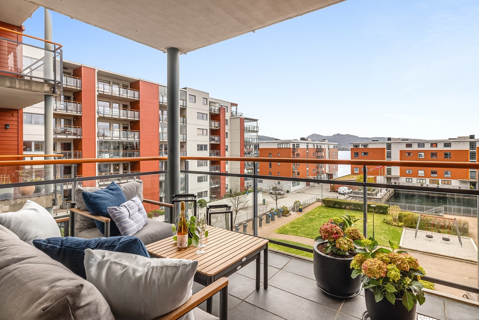 Leiligheten har en herlig, solrik veranda på 8m² som er overbygget - perfekt på vestlandet. Galleribilde