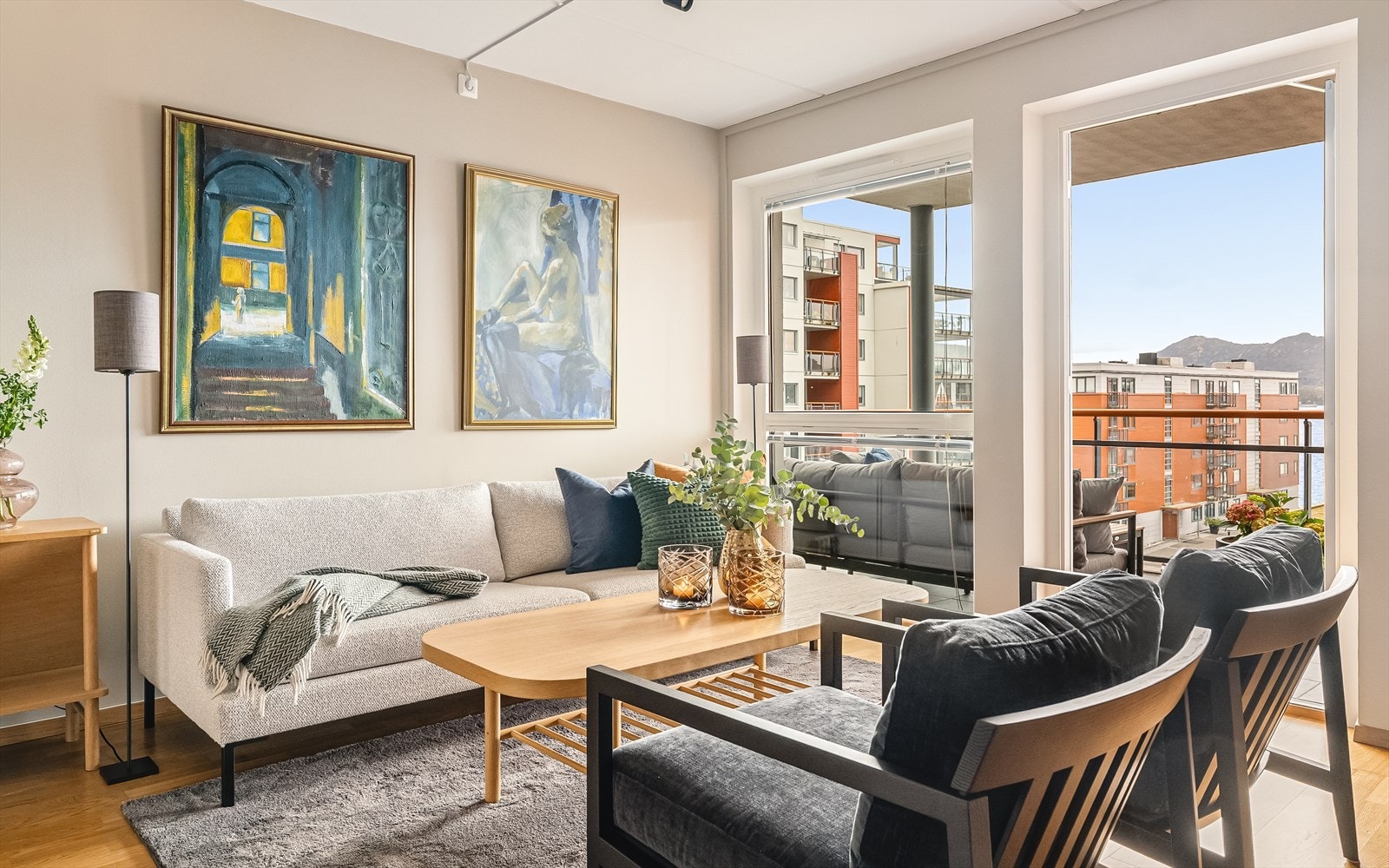 Stuen fremstår som lys og romslig, med moderne og harmoniske fargetoner. Galleribilde