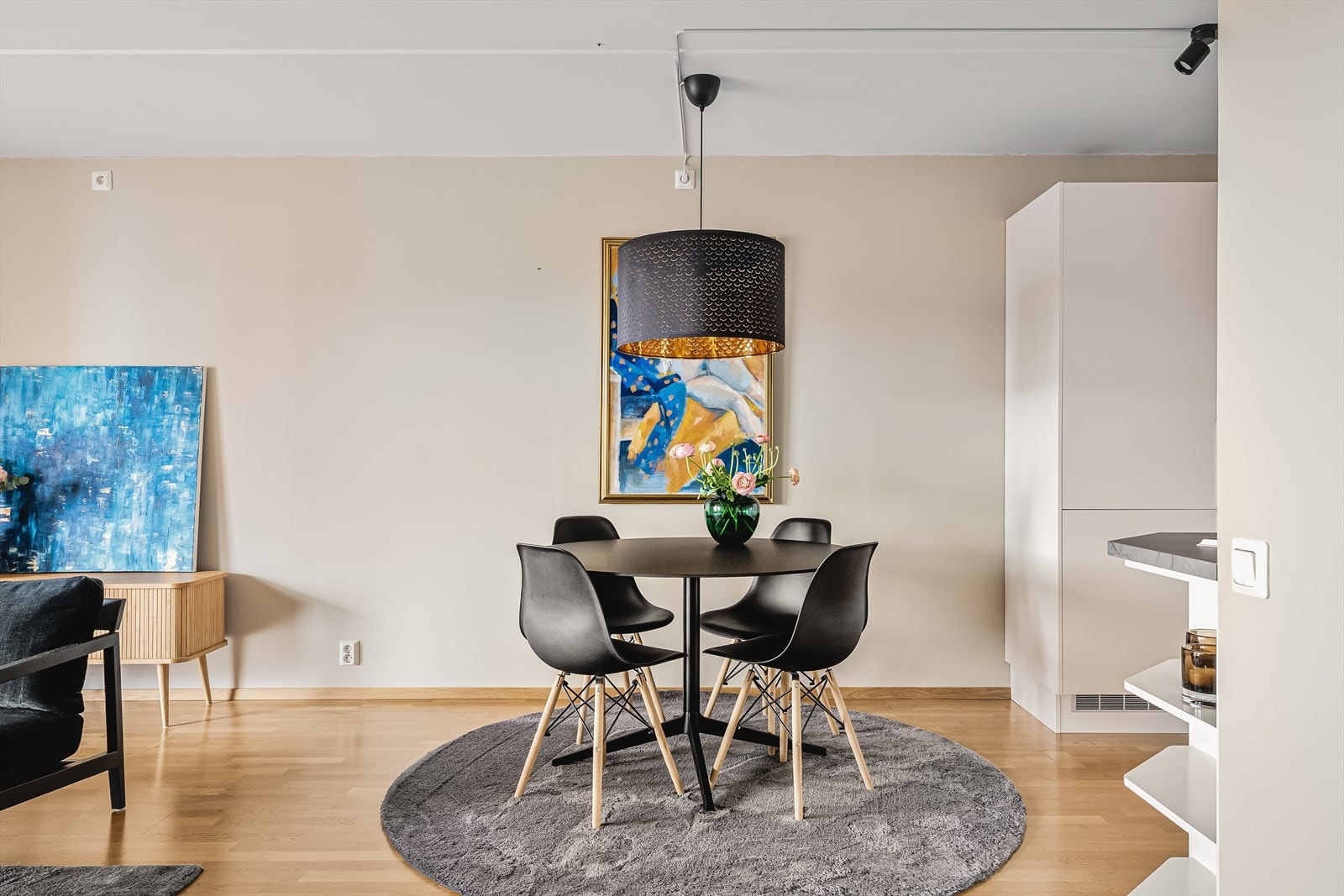 God plass til stort spisebord for hyggelige sammenkomster med familie og venner. Galleribilde